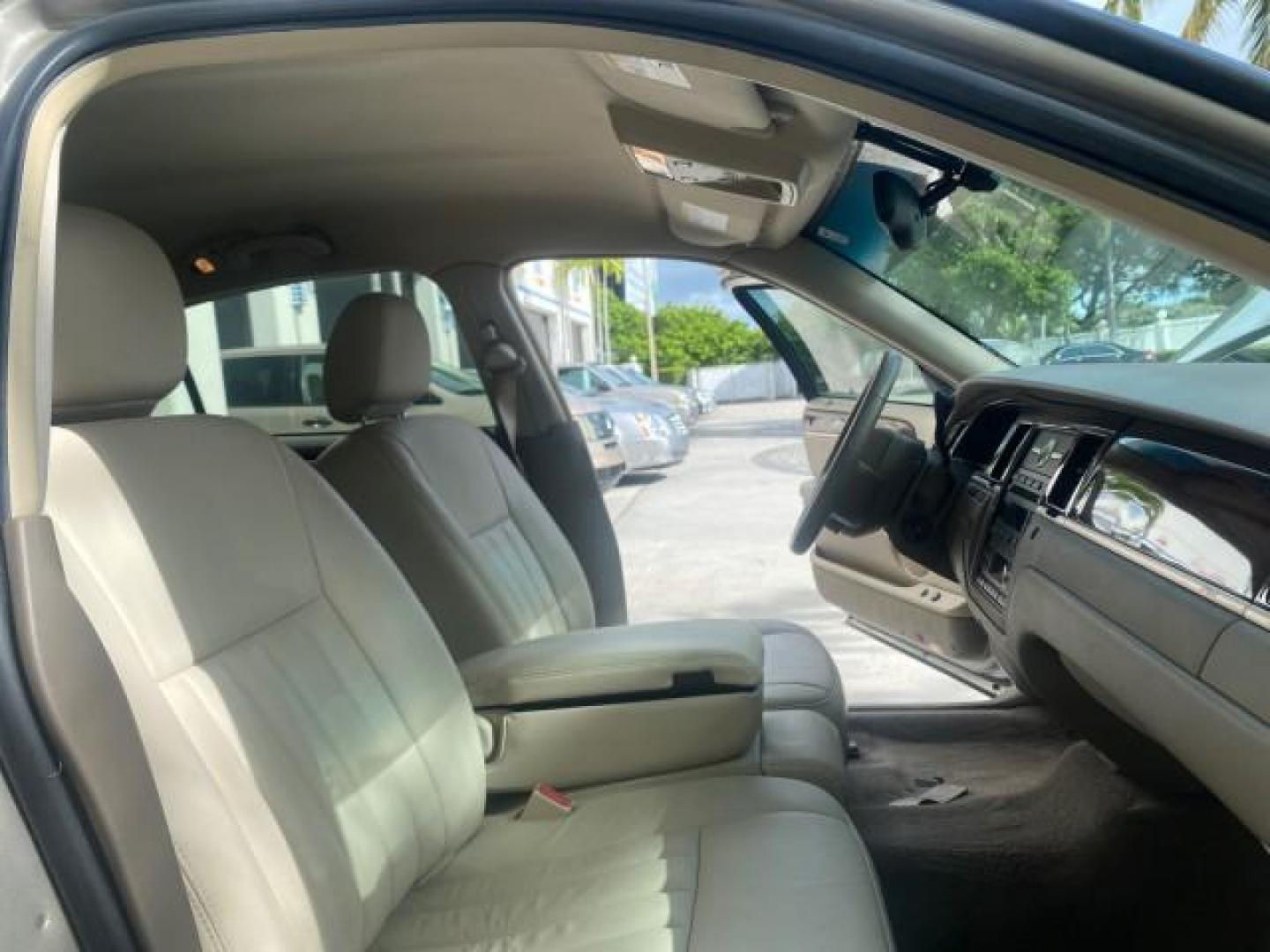 2005 Light French Silk Metallic /Med/Lt Parchment Lincoln Town Car Signature 1 OWNER FL LOW MILES 39,256 (1LNHM81W85Y) with an 4.6L SOHC SMPI V8 Engine engine, Automatic transmission, located at 4701 North Dixie Hwy, Pompano Beach, FL, 33064, (954) 422-2889, 26.240938, -80.123474 - OUR WEBPAGE FLORIDACARS1.COM HAS OVER 100 PHOTOS AND FREE CARFAX LINK 2005 LINCOLN TOWN CAR SIGNATURE VIN: 1LNHM81W85Y648232 1 L N H M 8 1 W 8 5 Y 6 4 8 2 3 2 SEDAN 4 DR 4.6L V8 F OHV 16V GASOLINE REAR WHEEL DRIVE Features ABS Brakes Air Conditioning Alloy Wheels AM/FM Stereo Automatic Transmission - Photo#12