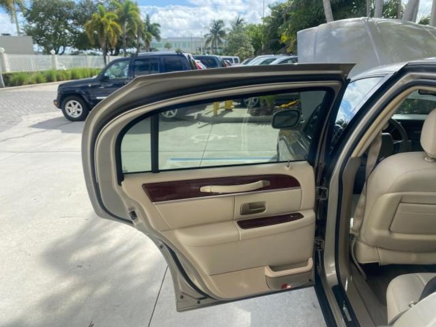 2005 Light French Silk Metallic /Med/Lt Parchment Lincoln Town Car Signature 1 OWNER FL LOW MILES 39,256 (1LNHM81W85Y) with an 4.6L SOHC SMPI V8 Engine engine, Automatic transmission, located at 4701 North Dixie Hwy, Pompano Beach, FL, 33064, (954) 422-2889, 26.240938, -80.123474 - OUR WEBPAGE FLORIDACARS1.COM HAS OVER 100 PHOTOS AND FREE CARFAX LINK 2005 LINCOLN TOWN CAR SIGNATURE VIN: 1LNHM81W85Y648232 1 L N H M 8 1 W 8 5 Y 6 4 8 2 3 2 SEDAN 4 DR 4.6L V8 F OHV 16V GASOLINE REAR WHEEL DRIVE Features ABS Brakes Air Conditioning Alloy Wheels AM/FM Stereo Automatic Transmission - Photo#13