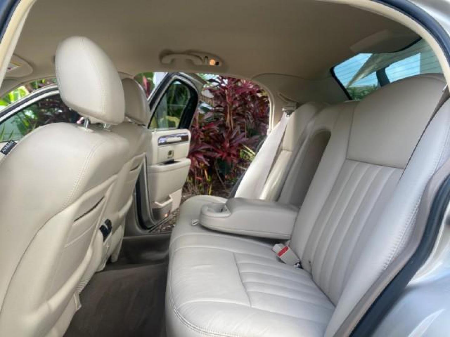 2005 Light French Silk Metallic /Med/Lt Parchment Lincoln Town Car Signature 1 OWNER FL LOW MILES 39,256 (1LNHM81W85Y) with an 4.6L SOHC SMPI V8 Engine engine, Automatic transmission, located at 4701 North Dixie Hwy, Pompano Beach, FL, 33064, (954) 422-2889, 26.240938, -80.123474 - OUR WEBPAGE FLORIDACARS1.COM HAS OVER 100 PHOTOS AND FREE CARFAX LINK 2005 LINCOLN TOWN CAR SIGNATURE VIN: 1LNHM81W85Y648232 1 L N H M 8 1 W 8 5 Y 6 4 8 2 3 2 SEDAN 4 DR 4.6L V8 F OHV 16V GASOLINE REAR WHEEL DRIVE Features ABS Brakes Air Conditioning Alloy Wheels AM/FM Stereo Automatic Transmission - Photo#14