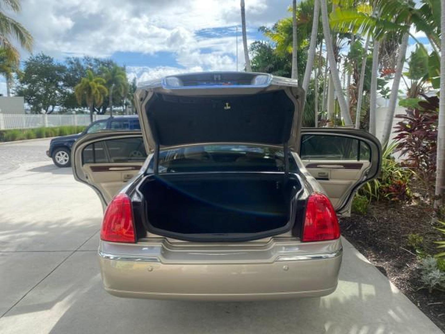 2005 Light French Silk Metallic /Med/Lt Parchment Lincoln Town Car Signature 1 OWNER FL LOW MILES 39,256 (1LNHM81W85Y) with an 4.6L SOHC SMPI V8 Engine engine, Automatic transmission, located at 4701 North Dixie Hwy, Pompano Beach, FL, 33064, (954) 422-2889, 26.240938, -80.123474 - OUR WEBPAGE FLORIDACARS1.COM HAS OVER 100 PHOTOS AND FREE CARFAX LINK 2005 LINCOLN TOWN CAR SIGNATURE VIN: 1LNHM81W85Y648232 1 L N H M 8 1 W 8 5 Y 6 4 8 2 3 2 SEDAN 4 DR 4.6L V8 F OHV 16V GASOLINE REAR WHEEL DRIVE Features ABS Brakes Air Conditioning Alloy Wheels AM/FM Stereo Automatic Transmission - Photo#15