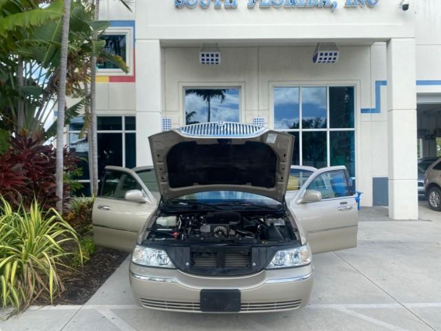 2005 Light French Silk Metallic /Med/Lt Parchment Lincoln Town Car Signature 1 OWNER FL LOW MILES 39,256 (1LNHM81W85Y) with an 4.6L SOHC SMPI V8 Engine engine, Automatic transmission, located at 4701 North Dixie Hwy, Pompano Beach, FL, 33064, (954) 422-2889, 26.240938, -80.123474 - OUR WEBPAGE FLORIDACARS1.COM HAS OVER 100 PHOTOS AND FREE CARFAX LINK 2005 LINCOLN TOWN CAR SIGNATURE VIN: 1LNHM81W85Y648232 1 L N H M 8 1 W 8 5 Y 6 4 8 2 3 2 SEDAN 4 DR 4.6L V8 F OHV 16V GASOLINE REAR WHEEL DRIVE Features ABS Brakes Air Conditioning Alloy Wheels AM/FM Stereo Automatic Transmission - Photo#16