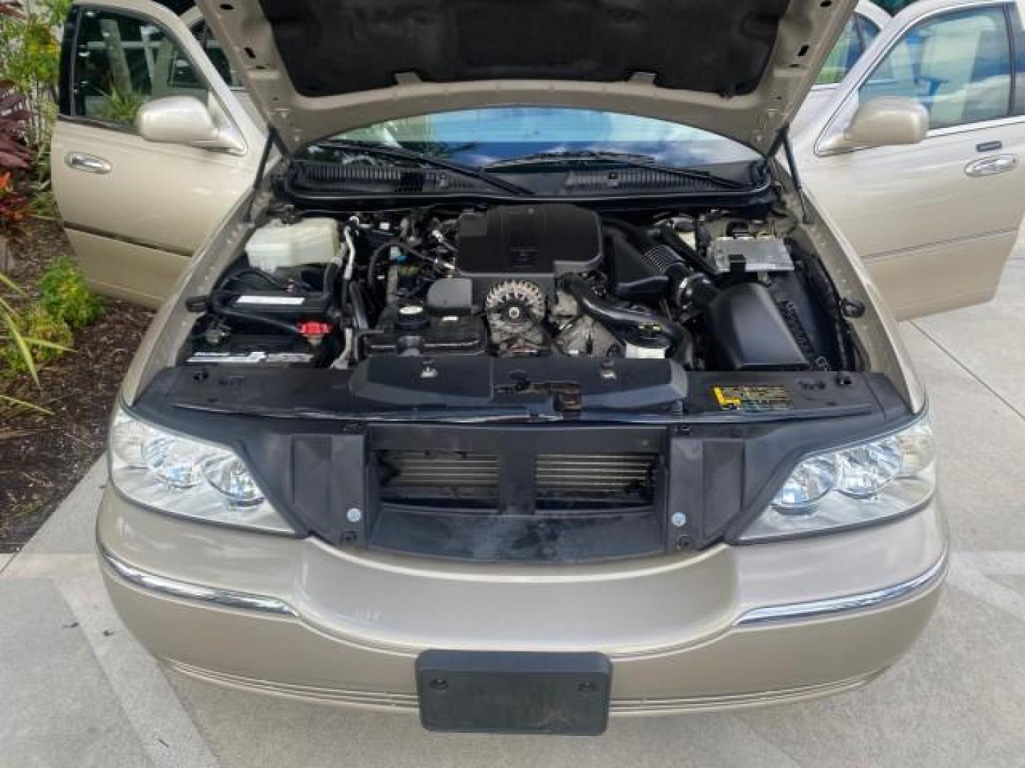 2005 Light French Silk Metallic /Med/Lt Parchment Lincoln Town Car Signature 1 OWNER FL LOW MILES 39,256 (1LNHM81W85Y) with an 4.6L SOHC SMPI V8 Engine engine, Automatic transmission, located at 4701 North Dixie Hwy, Pompano Beach, FL, 33064, (954) 422-2889, 26.240938, -80.123474 - OUR WEBPAGE FLORIDACARS1.COM HAS OVER 100 PHOTOS AND FREE CARFAX LINK 2005 LINCOLN TOWN CAR SIGNATURE VIN: 1LNHM81W85Y648232 1 L N H M 8 1 W 8 5 Y 6 4 8 2 3 2 SEDAN 4 DR 4.6L V8 F OHV 16V GASOLINE REAR WHEEL DRIVE Features ABS Brakes Air Conditioning Alloy Wheels AM/FM Stereo Automatic Transmission - Photo#17