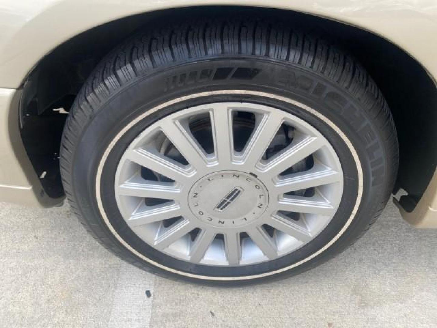 2005 Light French Silk Metallic /Med/Lt Parchment Lincoln Town Car Signature 1 OWNER FL LOW MILES 39,256 (1LNHM81W85Y) with an 4.6L SOHC SMPI V8 Engine engine, Automatic transmission, located at 4701 North Dixie Hwy, Pompano Beach, FL, 33064, (954) 422-2889, 26.240938, -80.123474 - OUR WEBPAGE FLORIDACARS1.COM HAS OVER 100 PHOTOS AND FREE CARFAX LINK 2005 LINCOLN TOWN CAR SIGNATURE VIN: 1LNHM81W85Y648232 1 L N H M 8 1 W 8 5 Y 6 4 8 2 3 2 SEDAN 4 DR 4.6L V8 F OHV 16V GASOLINE REAR WHEEL DRIVE Features ABS Brakes Air Conditioning Alloy Wheels AM/FM Stereo Automatic Transmission - Photo#19