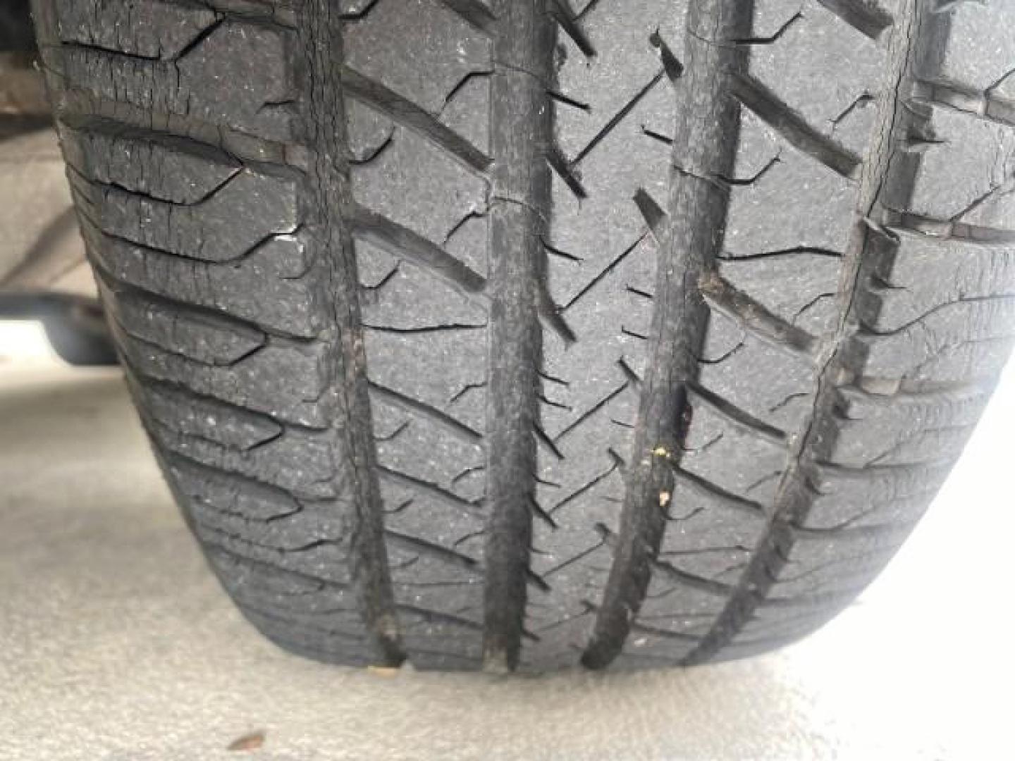 2005 Light French Silk Metallic /Med/Lt Parchment Lincoln Town Car Signature 1 OWNER FL LOW MILES 39,256 (1LNHM81W85Y) with an 4.6L SOHC SMPI V8 Engine engine, Automatic transmission, located at 4701 North Dixie Hwy, Pompano Beach, FL, 33064, (954) 422-2889, 26.240938, -80.123474 - OUR WEBPAGE FLORIDACARS1.COM HAS OVER 100 PHOTOS AND FREE CARFAX LINK 2005 LINCOLN TOWN CAR SIGNATURE VIN: 1LNHM81W85Y648232 1 L N H M 8 1 W 8 5 Y 6 4 8 2 3 2 SEDAN 4 DR 4.6L V8 F OHV 16V GASOLINE REAR WHEEL DRIVE Features ABS Brakes Air Conditioning Alloy Wheels AM/FM Stereo Automatic Transmission - Photo#20