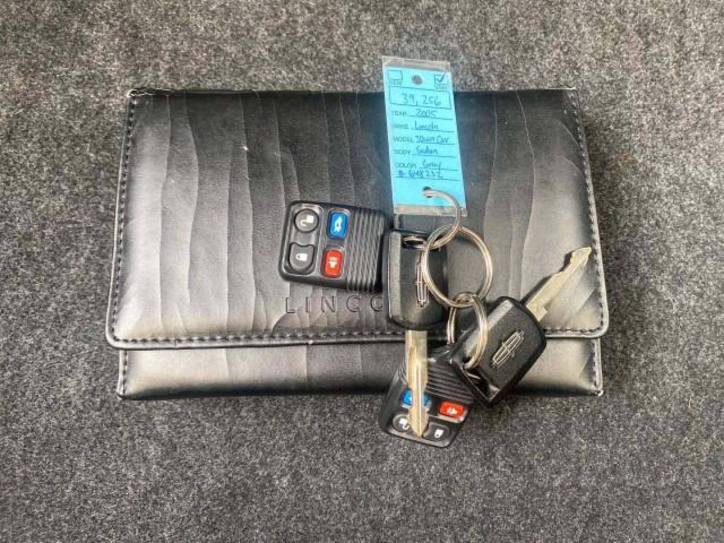 2005 Light French Silk Metallic /Med/Lt Parchment Lincoln Town Car Signature 1 OWNER FL LOW MILES 39,256 (1LNHM81W85Y) with an 4.6L SOHC SMPI V8 Engine engine, Automatic transmission, located at 4701 North Dixie Hwy, Pompano Beach, FL, 33064, (954) 422-2889, 26.240938, -80.123474 - OUR WEBPAGE FLORIDACARS1.COM HAS OVER 100 PHOTOS AND FREE CARFAX LINK 2005 LINCOLN TOWN CAR SIGNATURE VIN: 1LNHM81W85Y648232 1 L N H M 8 1 W 8 5 Y 6 4 8 2 3 2 SEDAN 4 DR 4.6L V8 F OHV 16V GASOLINE REAR WHEEL DRIVE Features ABS Brakes Air Conditioning Alloy Wheels AM/FM Stereo Automatic Transmission - Photo#23