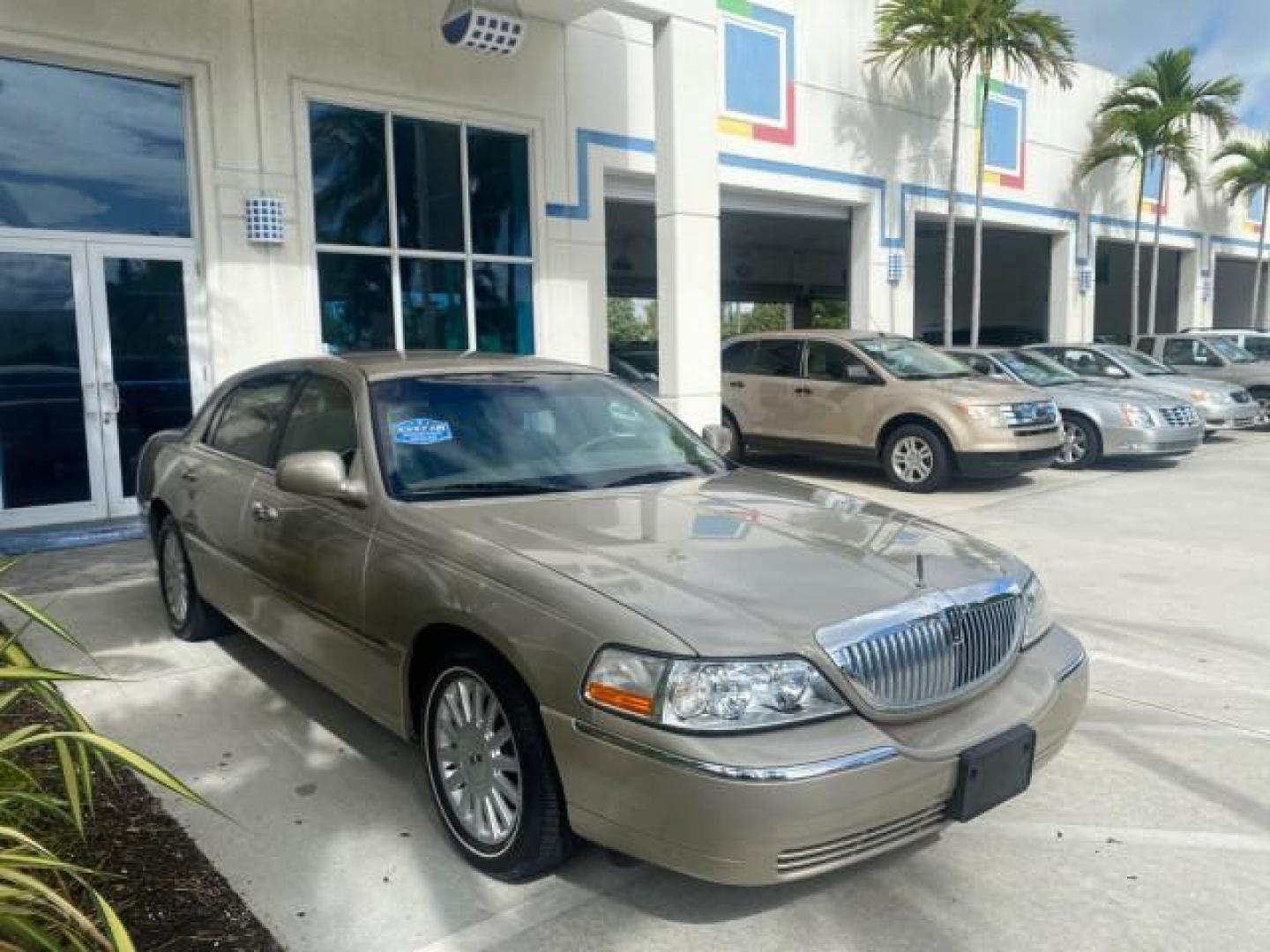 2005 Light French Silk Metallic /Med/Lt Parchment Lincoln Town Car Signature 1 OWNER FL LOW MILES 39,256 (1LNHM81W85Y) with an 4.6L SOHC SMPI V8 Engine engine, Automatic transmission, located at 4701 North Dixie Hwy, Pompano Beach, FL, 33064, (954) 422-2889, 26.240938, -80.123474 - OUR WEBPAGE FLORIDACARS1.COM HAS OVER 100 PHOTOS AND FREE CARFAX LINK 2005 LINCOLN TOWN CAR SIGNATURE VIN: 1LNHM81W85Y648232 1 L N H M 8 1 W 8 5 Y 6 4 8 2 3 2 SEDAN 4 DR 4.6L V8 F OHV 16V GASOLINE REAR WHEEL DRIVE Features ABS Brakes Air Conditioning Alloy Wheels AM/FM Stereo Automatic Transmission - Photo#24