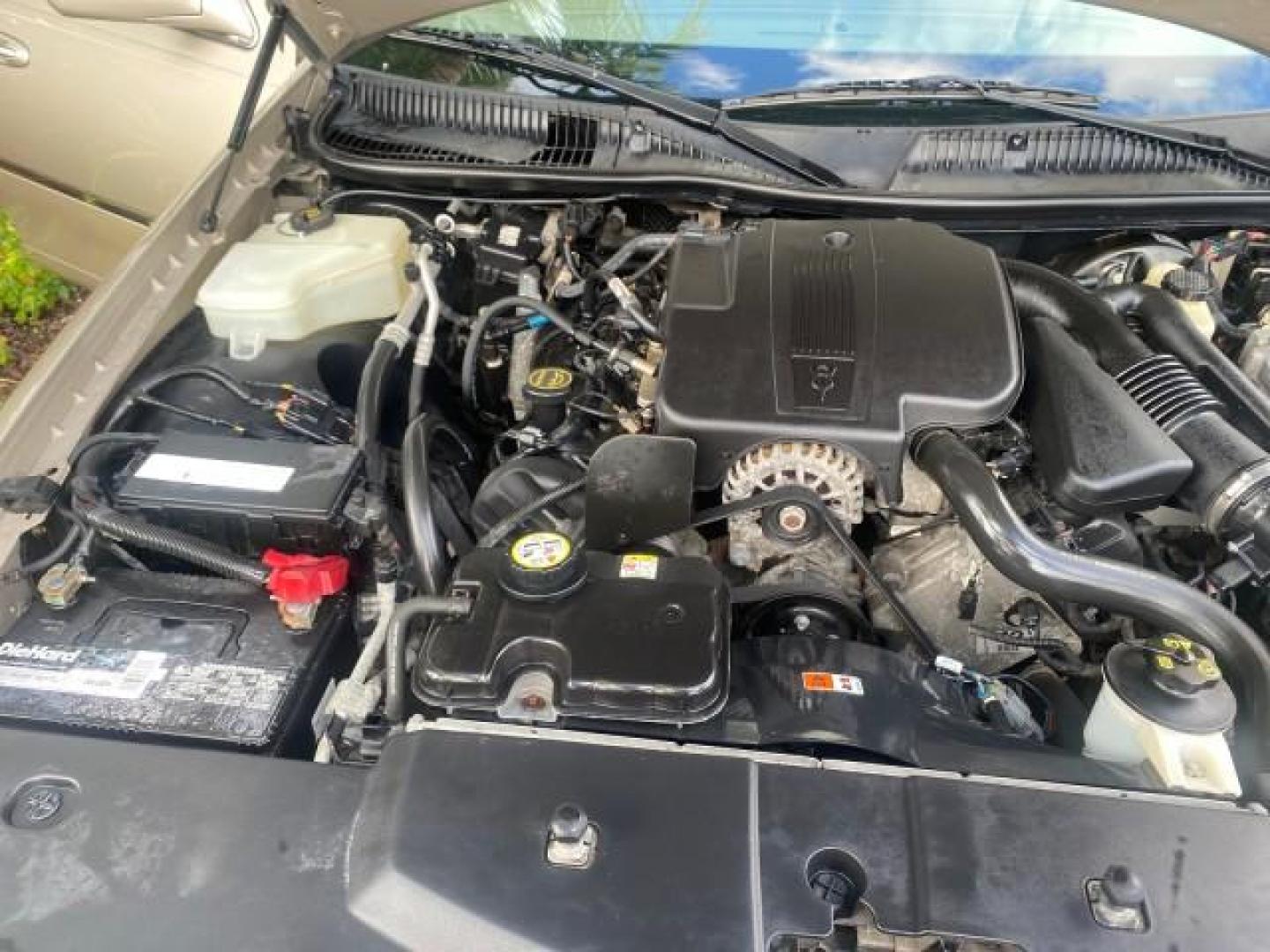 2005 Light French Silk Metallic /Med/Lt Parchment Lincoln Town Car Signature 1 OWNER FL LOW MILES 39,256 (1LNHM81W85Y) with an 4.6L SOHC SMPI V8 Engine engine, Automatic transmission, located at 4701 North Dixie Hwy, Pompano Beach, FL, 33064, (954) 422-2889, 26.240938, -80.123474 - OUR WEBPAGE FLORIDACARS1.COM HAS OVER 100 PHOTOS AND FREE CARFAX LINK 2005 LINCOLN TOWN CAR SIGNATURE VIN: 1LNHM81W85Y648232 1 L N H M 8 1 W 8 5 Y 6 4 8 2 3 2 SEDAN 4 DR 4.6L V8 F OHV 16V GASOLINE REAR WHEEL DRIVE Features ABS Brakes Air Conditioning Alloy Wheels AM/FM Stereo Automatic Transmission - Photo#25