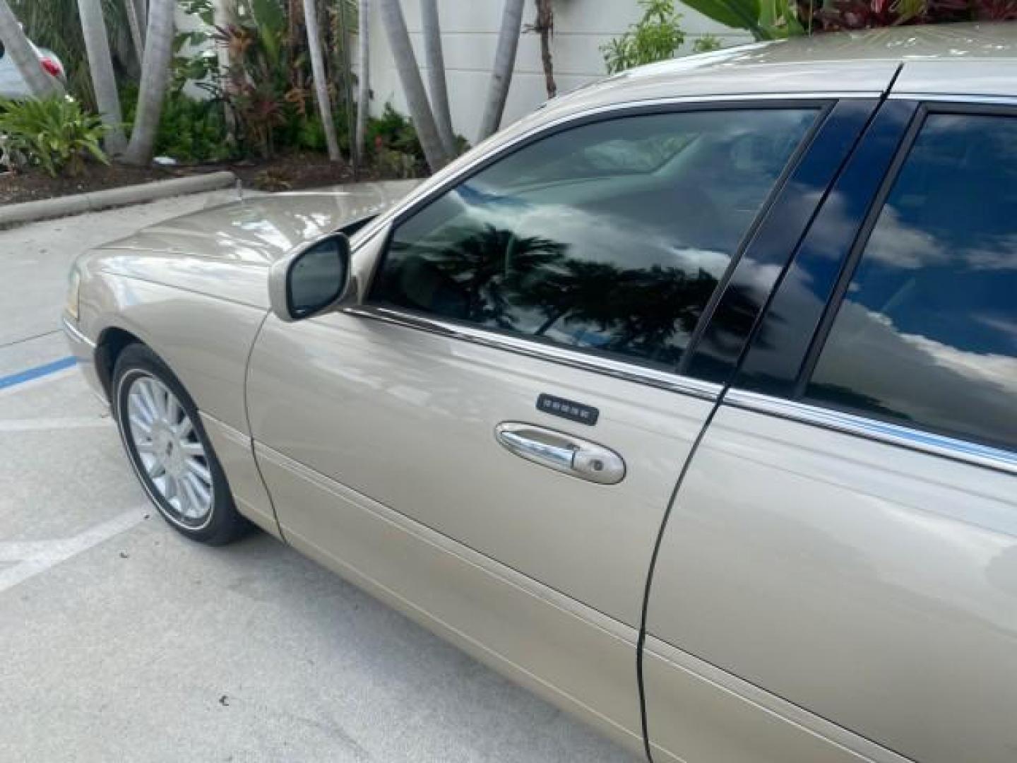 2005 Light French Silk Metallic /Med/Lt Parchment Lincoln Town Car Signature 1 OWNER FL LOW MILES 39,256 (1LNHM81W85Y) with an 4.6L SOHC SMPI V8 Engine engine, Automatic transmission, located at 4701 North Dixie Hwy, Pompano Beach, FL, 33064, (954) 422-2889, 26.240938, -80.123474 - OUR WEBPAGE FLORIDACARS1.COM HAS OVER 100 PHOTOS AND FREE CARFAX LINK 2005 LINCOLN TOWN CAR SIGNATURE VIN: 1LNHM81W85Y648232 1 L N H M 8 1 W 8 5 Y 6 4 8 2 3 2 SEDAN 4 DR 4.6L V8 F OHV 16V GASOLINE REAR WHEEL DRIVE Features ABS Brakes Air Conditioning Alloy Wheels AM/FM Stereo Automatic Transmission - Photo#27