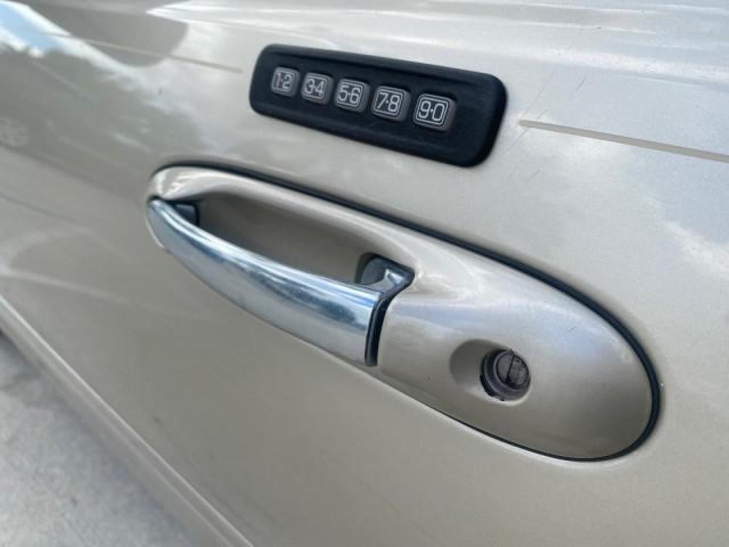 2005 Light French Silk Metallic /Med/Lt Parchment Lincoln Town Car Signature 1 OWNER FL LOW MILES 39,256 (1LNHM81W85Y) with an 4.6L SOHC SMPI V8 Engine engine, Automatic transmission, located at 4701 North Dixie Hwy, Pompano Beach, FL, 33064, (954) 422-2889, 26.240938, -80.123474 - OUR WEBPAGE FLORIDACARS1.COM HAS OVER 100 PHOTOS AND FREE CARFAX LINK 2005 LINCOLN TOWN CAR SIGNATURE VIN: 1LNHM81W85Y648232 1 L N H M 8 1 W 8 5 Y 6 4 8 2 3 2 SEDAN 4 DR 4.6L V8 F OHV 16V GASOLINE REAR WHEEL DRIVE Features ABS Brakes Air Conditioning Alloy Wheels AM/FM Stereo Automatic Transmission - Photo#28