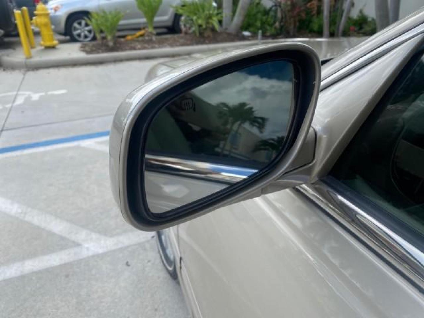 2005 Light French Silk Metallic /Med/Lt Parchment Lincoln Town Car Signature 1 OWNER FL LOW MILES 39,256 (1LNHM81W85Y) with an 4.6L SOHC SMPI V8 Engine engine, Automatic transmission, located at 4701 North Dixie Hwy, Pompano Beach, FL, 33064, (954) 422-2889, 26.240938, -80.123474 - OUR WEBPAGE FLORIDACARS1.COM HAS OVER 100 PHOTOS AND FREE CARFAX LINK 2005 LINCOLN TOWN CAR SIGNATURE VIN: 1LNHM81W85Y648232 1 L N H M 8 1 W 8 5 Y 6 4 8 2 3 2 SEDAN 4 DR 4.6L V8 F OHV 16V GASOLINE REAR WHEEL DRIVE Features ABS Brakes Air Conditioning Alloy Wheels AM/FM Stereo Automatic Transmission - Photo#30