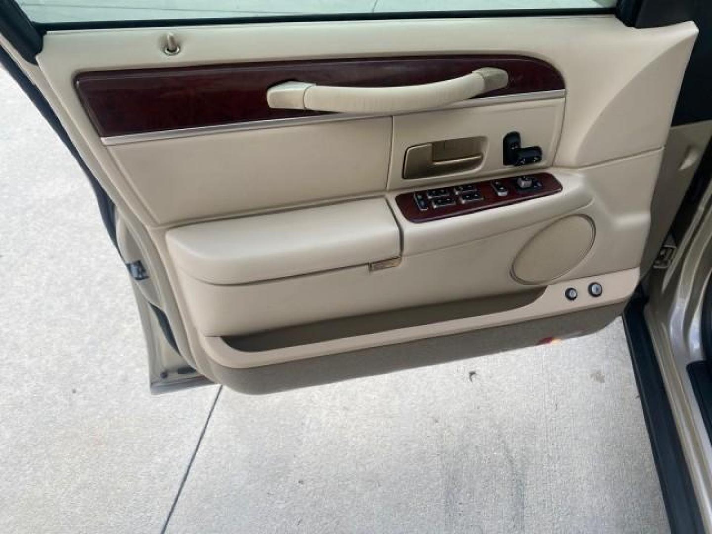 2005 Light French Silk Metallic /Med/Lt Parchment Lincoln Town Car Signature 1 OWNER FL LOW MILES 39,256 (1LNHM81W85Y) with an 4.6L SOHC SMPI V8 Engine engine, Automatic transmission, located at 4701 North Dixie Hwy, Pompano Beach, FL, 33064, (954) 422-2889, 26.240938, -80.123474 - OUR WEBPAGE FLORIDACARS1.COM HAS OVER 100 PHOTOS AND FREE CARFAX LINK 2005 LINCOLN TOWN CAR SIGNATURE VIN: 1LNHM81W85Y648232 1 L N H M 8 1 W 8 5 Y 6 4 8 2 3 2 SEDAN 4 DR 4.6L V8 F OHV 16V GASOLINE REAR WHEEL DRIVE Features ABS Brakes Air Conditioning Alloy Wheels AM/FM Stereo Automatic Transmission - Photo#32