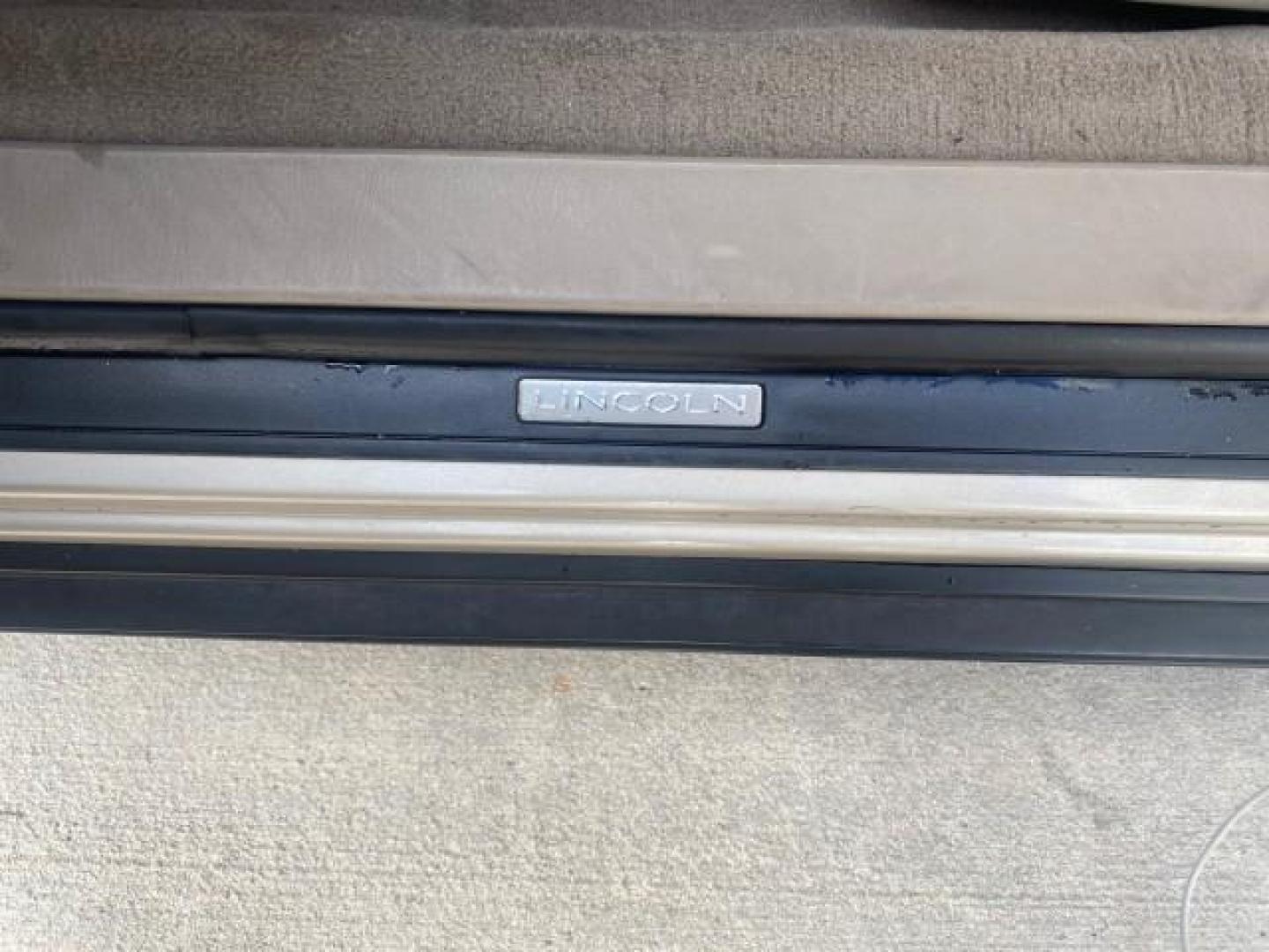 2005 Light French Silk Metallic /Med/Lt Parchment Lincoln Town Car Signature 1 OWNER FL LOW MILES 39,256 (1LNHM81W85Y) with an 4.6L SOHC SMPI V8 Engine engine, Automatic transmission, located at 4701 North Dixie Hwy, Pompano Beach, FL, 33064, (954) 422-2889, 26.240938, -80.123474 - OUR WEBPAGE FLORIDACARS1.COM HAS OVER 100 PHOTOS AND FREE CARFAX LINK 2005 LINCOLN TOWN CAR SIGNATURE VIN: 1LNHM81W85Y648232 1 L N H M 8 1 W 8 5 Y 6 4 8 2 3 2 SEDAN 4 DR 4.6L V8 F OHV 16V GASOLINE REAR WHEEL DRIVE Features ABS Brakes Air Conditioning Alloy Wheels AM/FM Stereo Automatic Transmission - Photo#33