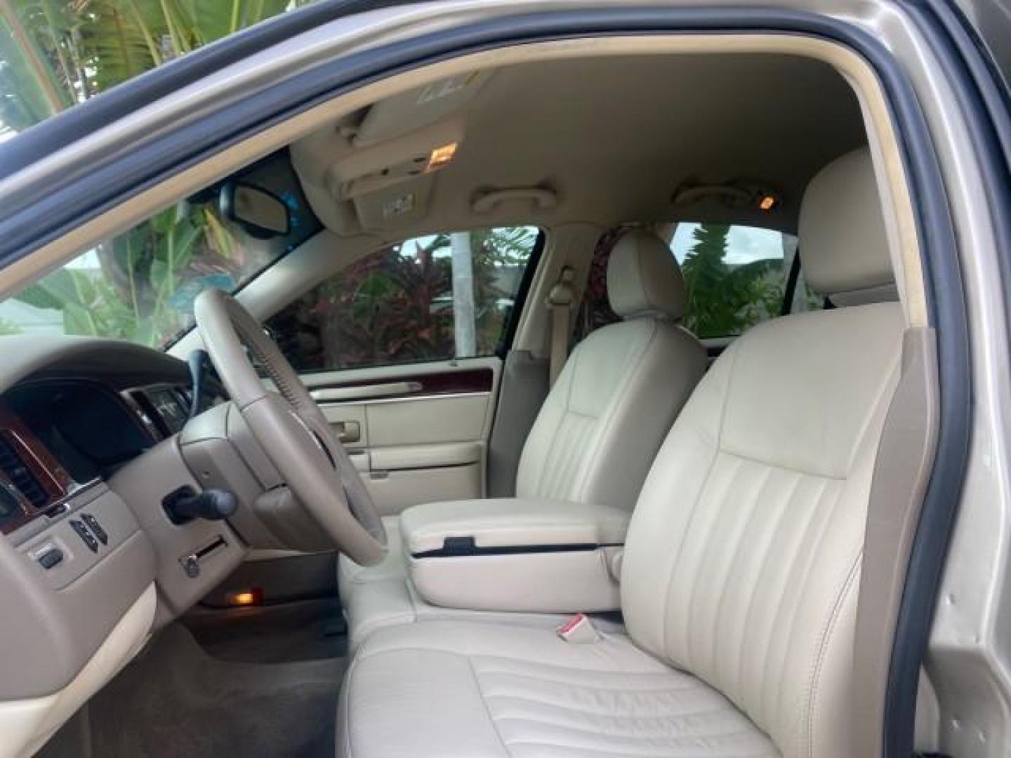 2005 Light French Silk Metallic /Med/Lt Parchment Lincoln Town Car Signature 1 OWNER FL LOW MILES 39,256 (1LNHM81W85Y) with an 4.6L SOHC SMPI V8 Engine engine, Automatic transmission, located at 4701 North Dixie Hwy, Pompano Beach, FL, 33064, (954) 422-2889, 26.240938, -80.123474 - OUR WEBPAGE FLORIDACARS1.COM HAS OVER 100 PHOTOS AND FREE CARFAX LINK 2005 LINCOLN TOWN CAR SIGNATURE VIN: 1LNHM81W85Y648232 1 L N H M 8 1 W 8 5 Y 6 4 8 2 3 2 SEDAN 4 DR 4.6L V8 F OHV 16V GASOLINE REAR WHEEL DRIVE Features ABS Brakes Air Conditioning Alloy Wheels AM/FM Stereo Automatic Transmission - Photo#34