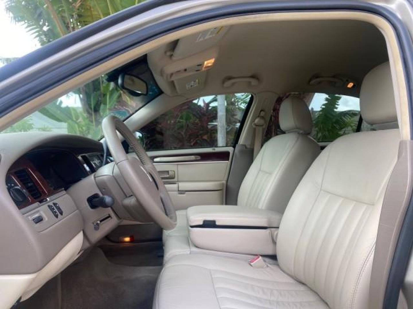 2005 Light French Silk Metallic /Med/Lt Parchment Lincoln Town Car Signature 1 OWNER FL LOW MILES 39,256 (1LNHM81W85Y) with an 4.6L SOHC SMPI V8 Engine engine, Automatic transmission, located at 4701 North Dixie Hwy, Pompano Beach, FL, 33064, (954) 422-2889, 26.240938, -80.123474 - OUR WEBPAGE FLORIDACARS1.COM HAS OVER 100 PHOTOS AND FREE CARFAX LINK 2005 LINCOLN TOWN CAR SIGNATURE VIN: 1LNHM81W85Y648232 1 L N H M 8 1 W 8 5 Y 6 4 8 2 3 2 SEDAN 4 DR 4.6L V8 F OHV 16V GASOLINE REAR WHEEL DRIVE Features ABS Brakes Air Conditioning Alloy Wheels AM/FM Stereo Automatic Transmission - Photo#35