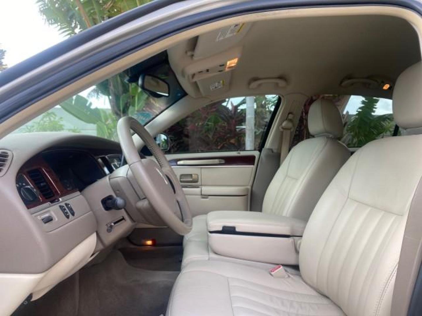 2005 Light French Silk Metallic /Med/Lt Parchment Lincoln Town Car Signature 1 OWNER FL LOW MILES 39,256 (1LNHM81W85Y) with an 4.6L SOHC SMPI V8 Engine engine, Automatic transmission, located at 4701 North Dixie Hwy, Pompano Beach, FL, 33064, (954) 422-2889, 26.240938, -80.123474 - OUR WEBPAGE FLORIDACARS1.COM HAS OVER 100 PHOTOS AND FREE CARFAX LINK 2005 LINCOLN TOWN CAR SIGNATURE VIN: 1LNHM81W85Y648232 1 L N H M 8 1 W 8 5 Y 6 4 8 2 3 2 SEDAN 4 DR 4.6L V8 F OHV 16V GASOLINE REAR WHEEL DRIVE Features ABS Brakes Air Conditioning Alloy Wheels AM/FM Stereo Automatic Transmission - Photo#36