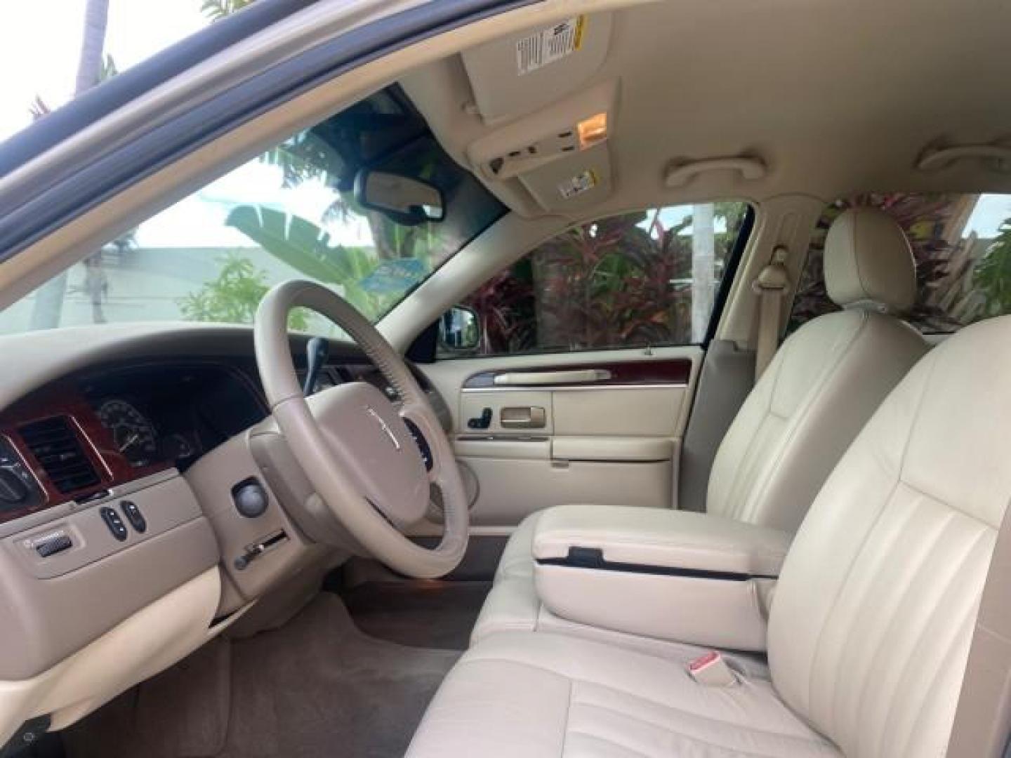 2005 Light French Silk Metallic /Med/Lt Parchment Lincoln Town Car Signature 1 OWNER FL LOW MILES 39,256 (1LNHM81W85Y) with an 4.6L SOHC SMPI V8 Engine engine, Automatic transmission, located at 4701 North Dixie Hwy, Pompano Beach, FL, 33064, (954) 422-2889, 26.240938, -80.123474 - OUR WEBPAGE FLORIDACARS1.COM HAS OVER 100 PHOTOS AND FREE CARFAX LINK 2005 LINCOLN TOWN CAR SIGNATURE VIN: 1LNHM81W85Y648232 1 L N H M 8 1 W 8 5 Y 6 4 8 2 3 2 SEDAN 4 DR 4.6L V8 F OHV 16V GASOLINE REAR WHEEL DRIVE Features ABS Brakes Air Conditioning Alloy Wheels AM/FM Stereo Automatic Transmission - Photo#37