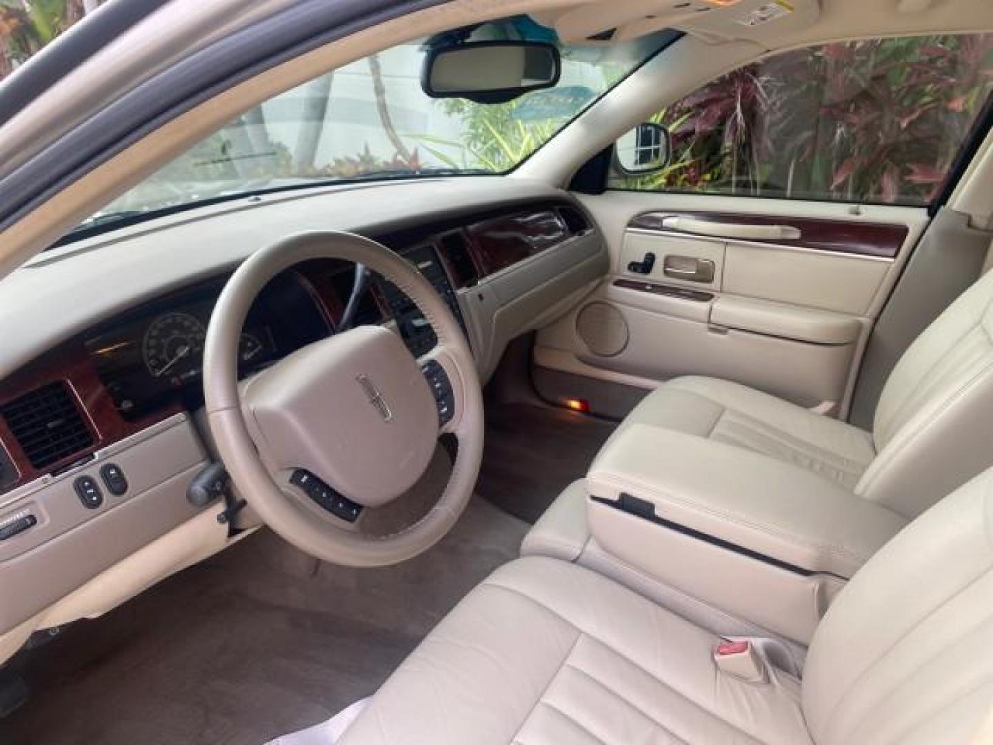 2005 Light French Silk Metallic /Med/Lt Parchment Lincoln Town Car Signature 1 OWNER FL LOW MILES 39,256 (1LNHM81W85Y) with an 4.6L SOHC SMPI V8 Engine engine, Automatic transmission, located at 4701 North Dixie Hwy, Pompano Beach, FL, 33064, (954) 422-2889, 26.240938, -80.123474 - OUR WEBPAGE FLORIDACARS1.COM HAS OVER 100 PHOTOS AND FREE CARFAX LINK 2005 LINCOLN TOWN CAR SIGNATURE VIN: 1LNHM81W85Y648232 1 L N H M 8 1 W 8 5 Y 6 4 8 2 3 2 SEDAN 4 DR 4.6L V8 F OHV 16V GASOLINE REAR WHEEL DRIVE Features ABS Brakes Air Conditioning Alloy Wheels AM/FM Stereo Automatic Transmission - Photo#38