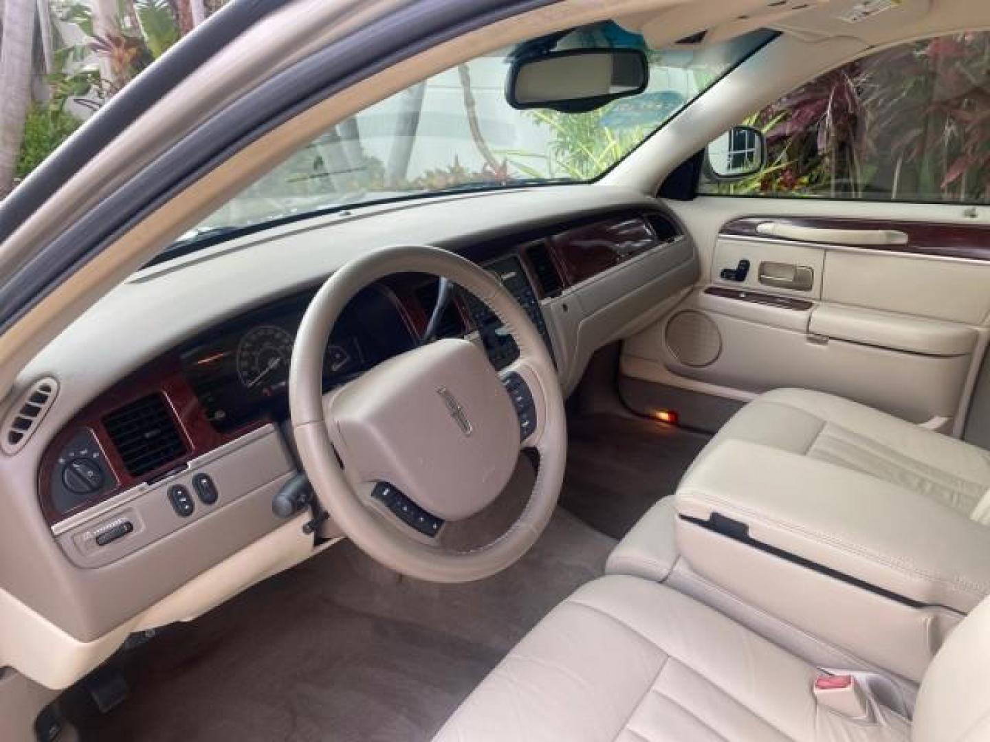 2005 Light French Silk Metallic /Med/Lt Parchment Lincoln Town Car Signature 1 OWNER FL LOW MILES 39,256 (1LNHM81W85Y) with an 4.6L SOHC SMPI V8 Engine engine, Automatic transmission, located at 4701 North Dixie Hwy, Pompano Beach, FL, 33064, (954) 422-2889, 26.240938, -80.123474 - OUR WEBPAGE FLORIDACARS1.COM HAS OVER 100 PHOTOS AND FREE CARFAX LINK 2005 LINCOLN TOWN CAR SIGNATURE VIN: 1LNHM81W85Y648232 1 L N H M 8 1 W 8 5 Y 6 4 8 2 3 2 SEDAN 4 DR 4.6L V8 F OHV 16V GASOLINE REAR WHEEL DRIVE Features ABS Brakes Air Conditioning Alloy Wheels AM/FM Stereo Automatic Transmission - Photo#39