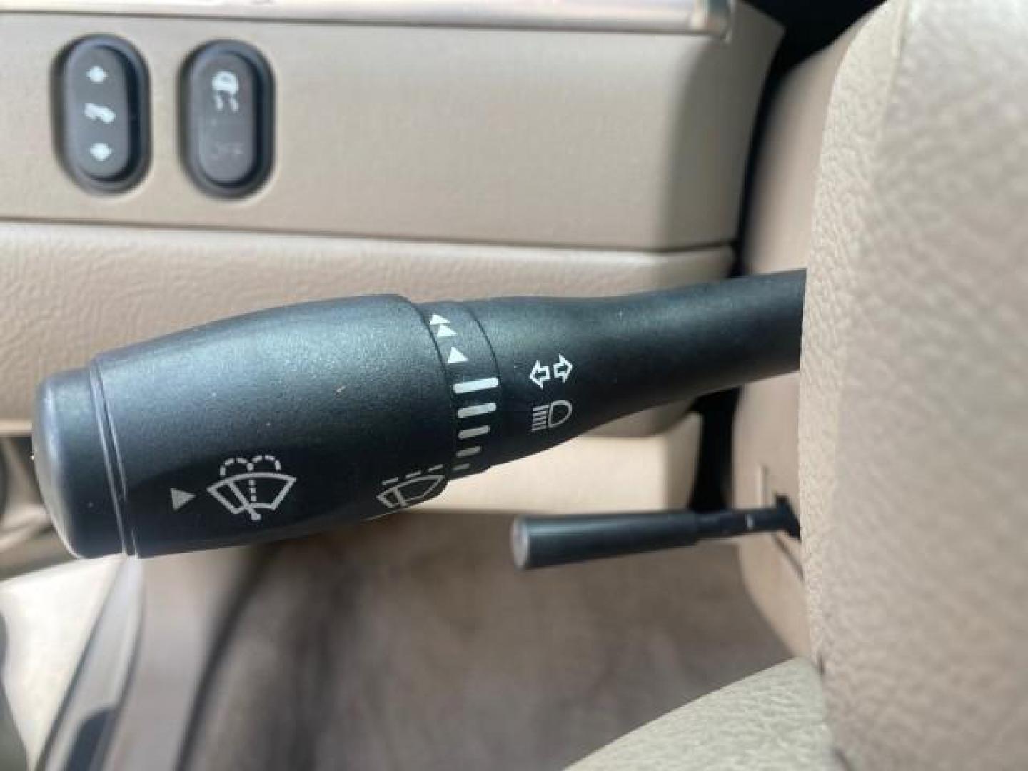 2005 Light French Silk Metallic /Med/Lt Parchment Lincoln Town Car Signature 1 OWNER FL LOW MILES 39,256 (1LNHM81W85Y) with an 4.6L SOHC SMPI V8 Engine engine, Automatic transmission, located at 4701 North Dixie Hwy, Pompano Beach, FL, 33064, (954) 422-2889, 26.240938, -80.123474 - OUR WEBPAGE FLORIDACARS1.COM HAS OVER 100 PHOTOS AND FREE CARFAX LINK 2005 LINCOLN TOWN CAR SIGNATURE VIN: 1LNHM81W85Y648232 1 L N H M 8 1 W 8 5 Y 6 4 8 2 3 2 SEDAN 4 DR 4.6L V8 F OHV 16V GASOLINE REAR WHEEL DRIVE Features ABS Brakes Air Conditioning Alloy Wheels AM/FM Stereo Automatic Transmission - Photo#43