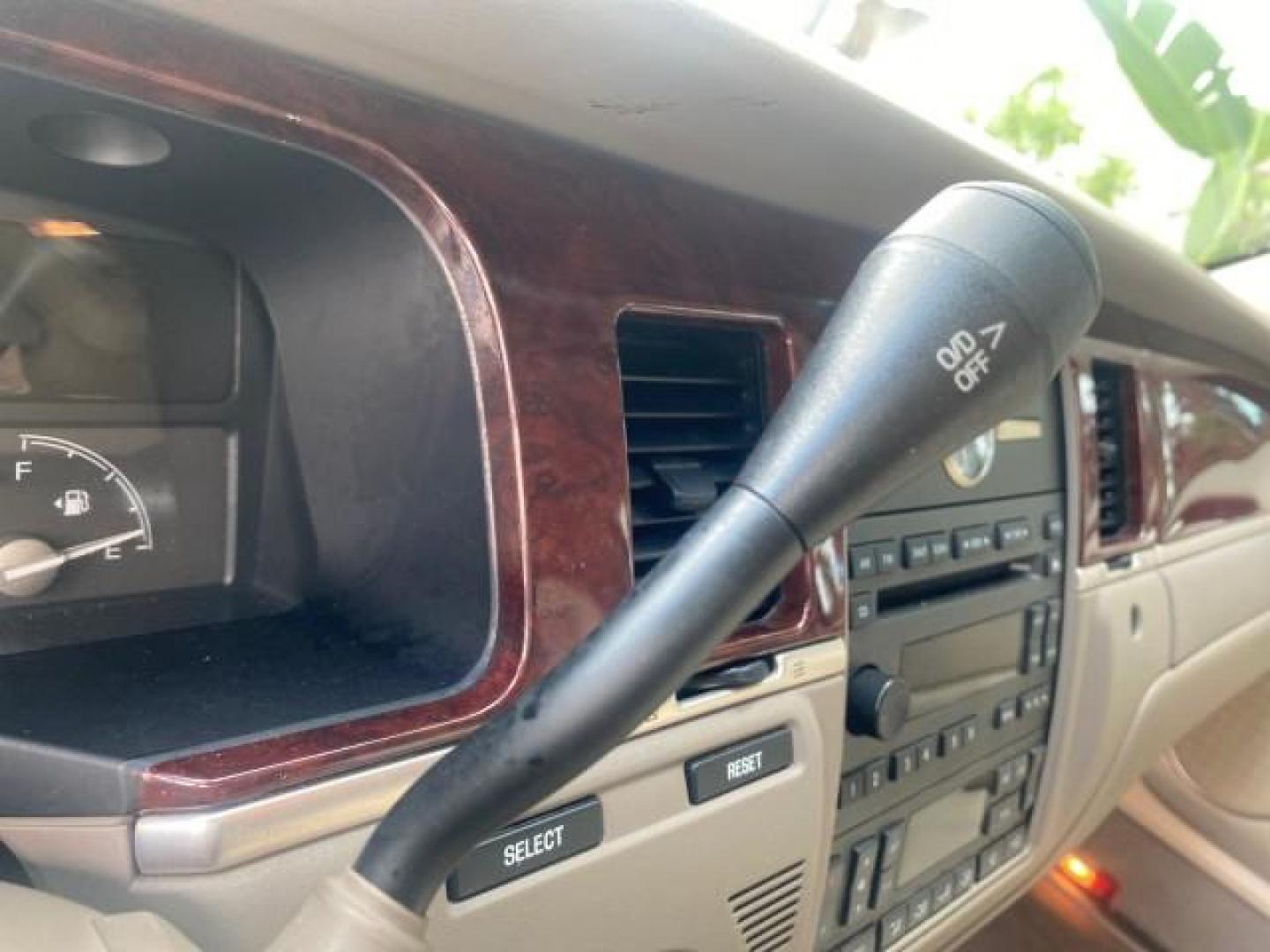 2005 Light French Silk Metallic /Med/Lt Parchment Lincoln Town Car Signature 1 OWNER FL LOW MILES 39,256 (1LNHM81W85Y) with an 4.6L SOHC SMPI V8 Engine engine, Automatic transmission, located at 4701 North Dixie Hwy, Pompano Beach, FL, 33064, (954) 422-2889, 26.240938, -80.123474 - OUR WEBPAGE FLORIDACARS1.COM HAS OVER 100 PHOTOS AND FREE CARFAX LINK 2005 LINCOLN TOWN CAR SIGNATURE VIN: 1LNHM81W85Y648232 1 L N H M 8 1 W 8 5 Y 6 4 8 2 3 2 SEDAN 4 DR 4.6L V8 F OHV 16V GASOLINE REAR WHEEL DRIVE Features ABS Brakes Air Conditioning Alloy Wheels AM/FM Stereo Automatic Transmission - Photo#44