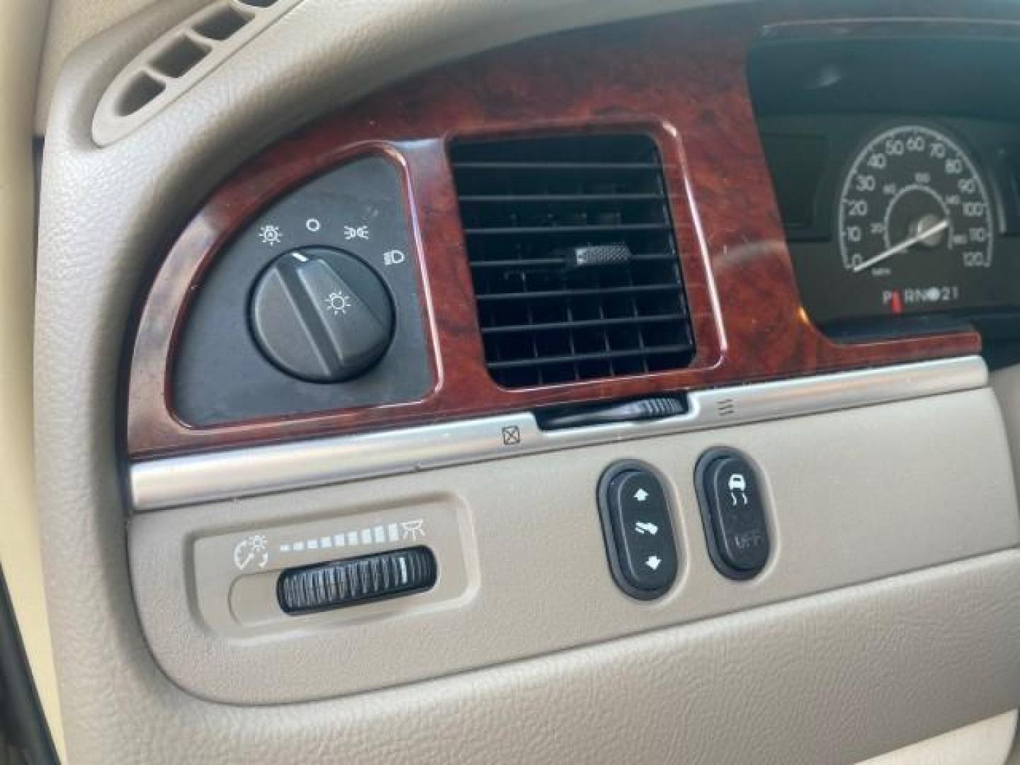 2005 Light French Silk Metallic /Med/Lt Parchment Lincoln Town Car Signature 1 OWNER FL LOW MILES 39,256 (1LNHM81W85Y) with an 4.6L SOHC SMPI V8 Engine engine, Automatic transmission, located at 4701 North Dixie Hwy, Pompano Beach, FL, 33064, (954) 422-2889, 26.240938, -80.123474 - OUR WEBPAGE FLORIDACARS1.COM HAS OVER 100 PHOTOS AND FREE CARFAX LINK 2005 LINCOLN TOWN CAR SIGNATURE VIN: 1LNHM81W85Y648232 1 L N H M 8 1 W 8 5 Y 6 4 8 2 3 2 SEDAN 4 DR 4.6L V8 F OHV 16V GASOLINE REAR WHEEL DRIVE Features ABS Brakes Air Conditioning Alloy Wheels AM/FM Stereo Automatic Transmission - Photo#45