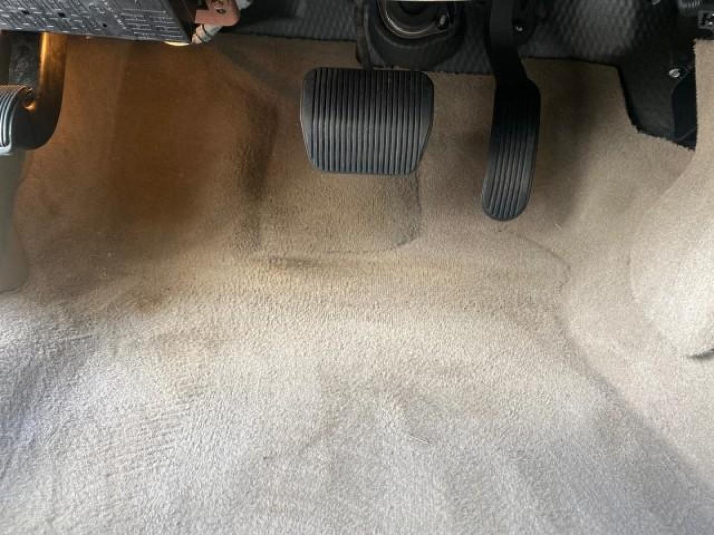 2005 Light French Silk Metallic /Med/Lt Parchment Lincoln Town Car Signature 1 OWNER FL LOW MILES 39,256 (1LNHM81W85Y) with an 4.6L SOHC SMPI V8 Engine engine, Automatic transmission, located at 4701 North Dixie Hwy, Pompano Beach, FL, 33064, (954) 422-2889, 26.240938, -80.123474 - OUR WEBPAGE FLORIDACARS1.COM HAS OVER 100 PHOTOS AND FREE CARFAX LINK 2005 LINCOLN TOWN CAR SIGNATURE VIN: 1LNHM81W85Y648232 1 L N H M 8 1 W 8 5 Y 6 4 8 2 3 2 SEDAN 4 DR 4.6L V8 F OHV 16V GASOLINE REAR WHEEL DRIVE Features ABS Brakes Air Conditioning Alloy Wheels AM/FM Stereo Automatic Transmission - Photo#46