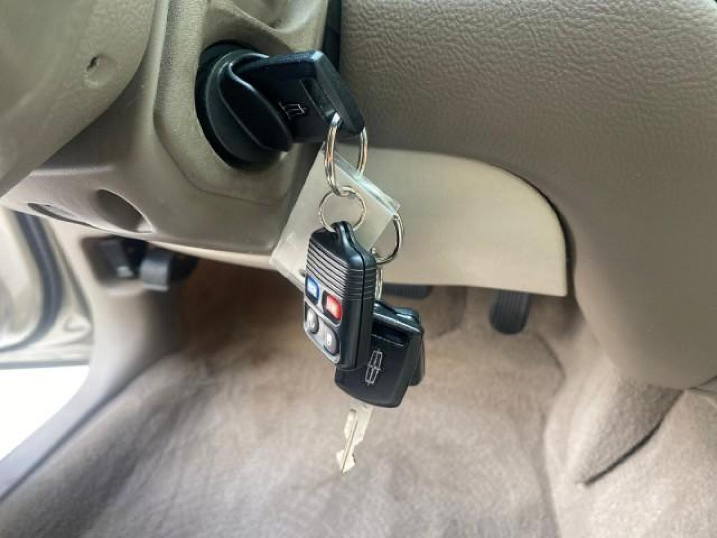 2005 Light French Silk Metallic /Med/Lt Parchment Lincoln Town Car Signature 1 OWNER FL LOW MILES 39,256 (1LNHM81W85Y) with an 4.6L SOHC SMPI V8 Engine engine, Automatic transmission, located at 4701 North Dixie Hwy, Pompano Beach, FL, 33064, (954) 422-2889, 26.240938, -80.123474 - OUR WEBPAGE FLORIDACARS1.COM HAS OVER 100 PHOTOS AND FREE CARFAX LINK 2005 LINCOLN TOWN CAR SIGNATURE VIN: 1LNHM81W85Y648232 1 L N H M 8 1 W 8 5 Y 6 4 8 2 3 2 SEDAN 4 DR 4.6L V8 F OHV 16V GASOLINE REAR WHEEL DRIVE Features ABS Brakes Air Conditioning Alloy Wheels AM/FM Stereo Automatic Transmission - Photo#47