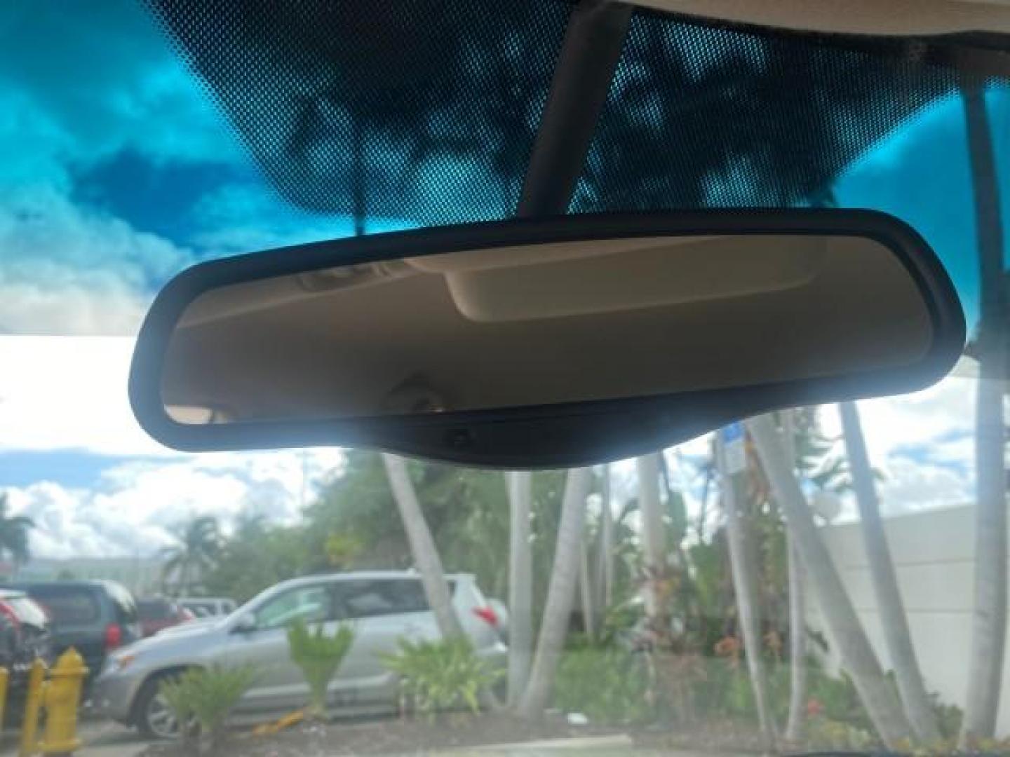 2005 Light French Silk Metallic /Med/Lt Parchment Lincoln Town Car Signature 1 OWNER FL LOW MILES 39,256 (1LNHM81W85Y) with an 4.6L SOHC SMPI V8 Engine engine, Automatic transmission, located at 4701 North Dixie Hwy, Pompano Beach, FL, 33064, (954) 422-2889, 26.240938, -80.123474 - OUR WEBPAGE FLORIDACARS1.COM HAS OVER 100 PHOTOS AND FREE CARFAX LINK 2005 LINCOLN TOWN CAR SIGNATURE VIN: 1LNHM81W85Y648232 1 L N H M 8 1 W 8 5 Y 6 4 8 2 3 2 SEDAN 4 DR 4.6L V8 F OHV 16V GASOLINE REAR WHEEL DRIVE Features ABS Brakes Air Conditioning Alloy Wheels AM/FM Stereo Automatic Transmission - Photo#52