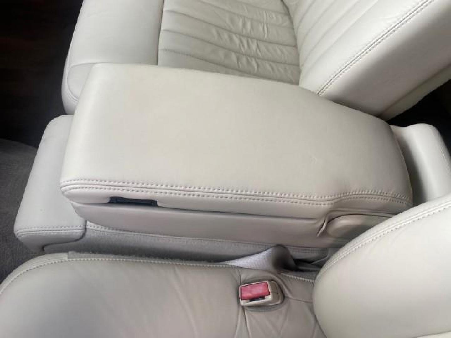 2005 Light French Silk Metallic /Med/Lt Parchment Lincoln Town Car Signature 1 OWNER FL LOW MILES 39,256 (1LNHM81W85Y) with an 4.6L SOHC SMPI V8 Engine engine, Automatic transmission, located at 4701 North Dixie Hwy, Pompano Beach, FL, 33064, (954) 422-2889, 26.240938, -80.123474 - OUR WEBPAGE FLORIDACARS1.COM HAS OVER 100 PHOTOS AND FREE CARFAX LINK 2005 LINCOLN TOWN CAR SIGNATURE VIN: 1LNHM81W85Y648232 1 L N H M 8 1 W 8 5 Y 6 4 8 2 3 2 SEDAN 4 DR 4.6L V8 F OHV 16V GASOLINE REAR WHEEL DRIVE Features ABS Brakes Air Conditioning Alloy Wheels AM/FM Stereo Automatic Transmission - Photo#59