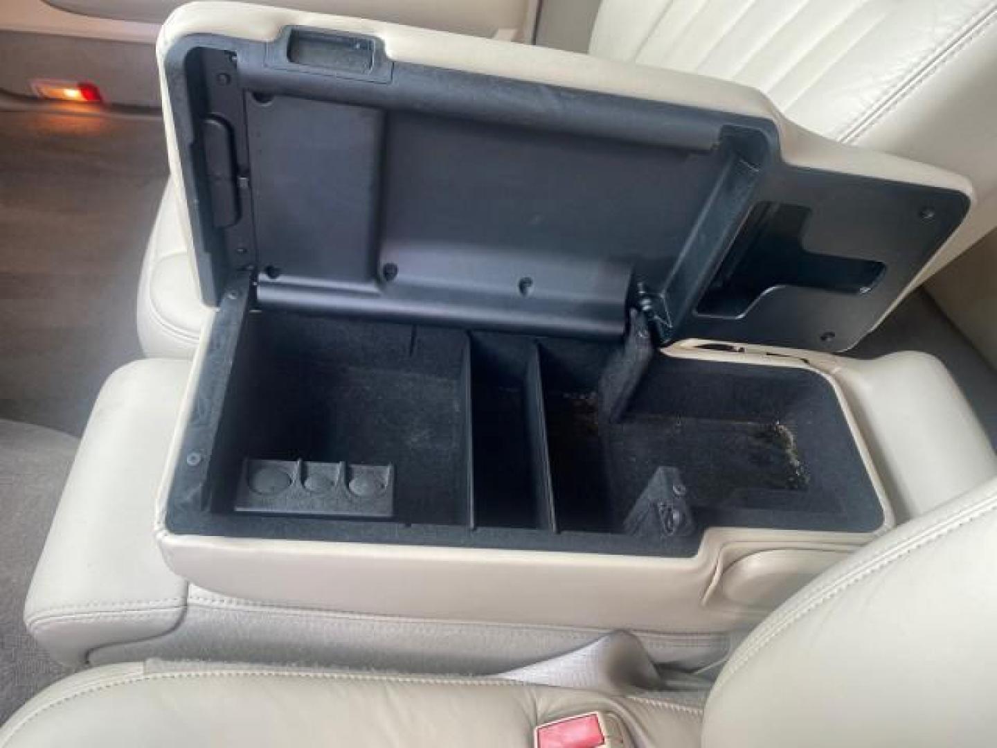 2005 Light French Silk Metallic /Med/Lt Parchment Lincoln Town Car Signature 1 OWNER FL LOW MILES 39,256 (1LNHM81W85Y) with an 4.6L SOHC SMPI V8 Engine engine, Automatic transmission, located at 4701 North Dixie Hwy, Pompano Beach, FL, 33064, (954) 422-2889, 26.240938, -80.123474 - OUR WEBPAGE FLORIDACARS1.COM HAS OVER 100 PHOTOS AND FREE CARFAX LINK 2005 LINCOLN TOWN CAR SIGNATURE VIN: 1LNHM81W85Y648232 1 L N H M 8 1 W 8 5 Y 6 4 8 2 3 2 SEDAN 4 DR 4.6L V8 F OHV 16V GASOLINE REAR WHEEL DRIVE Features ABS Brakes Air Conditioning Alloy Wheels AM/FM Stereo Automatic Transmission - Photo#60