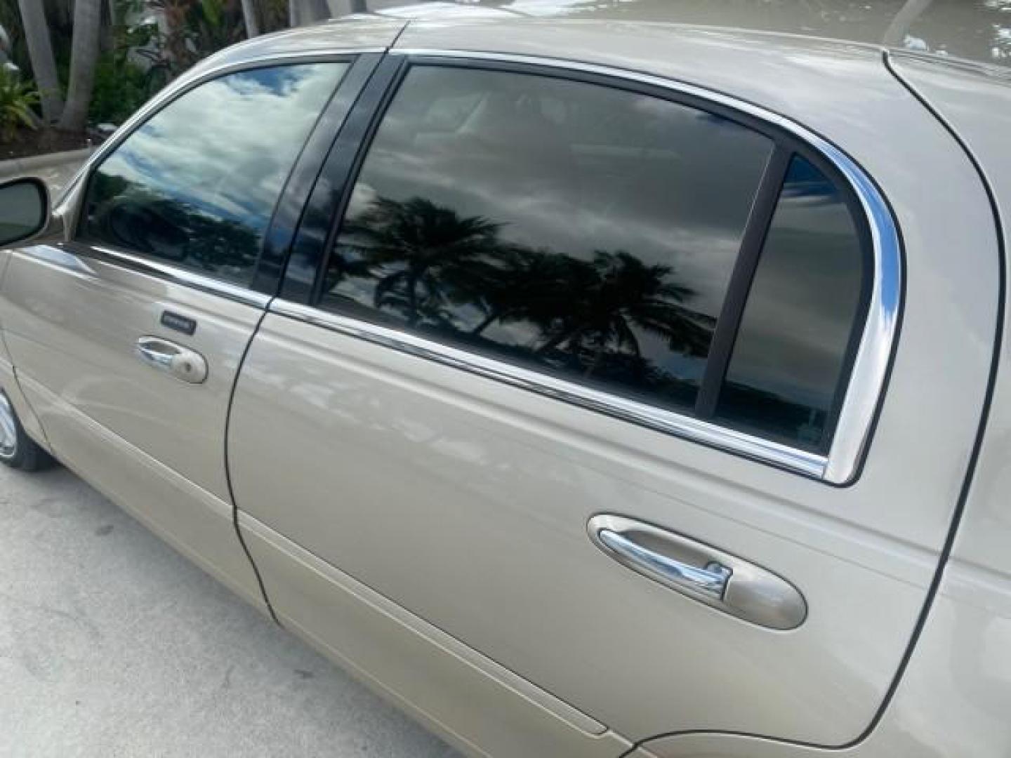 2005 Light French Silk Metallic /Med/Lt Parchment Lincoln Town Car Signature 1 OWNER FL LOW MILES 39,256 (1LNHM81W85Y) with an 4.6L SOHC SMPI V8 Engine engine, Automatic transmission, located at 4701 North Dixie Hwy, Pompano Beach, FL, 33064, (954) 422-2889, 26.240938, -80.123474 - OUR WEBPAGE FLORIDACARS1.COM HAS OVER 100 PHOTOS AND FREE CARFAX LINK 2005 LINCOLN TOWN CAR SIGNATURE VIN: 1LNHM81W85Y648232 1 L N H M 8 1 W 8 5 Y 6 4 8 2 3 2 SEDAN 4 DR 4.6L V8 F OHV 16V GASOLINE REAR WHEEL DRIVE Features ABS Brakes Air Conditioning Alloy Wheels AM/FM Stereo Automatic Transmission - Photo#61