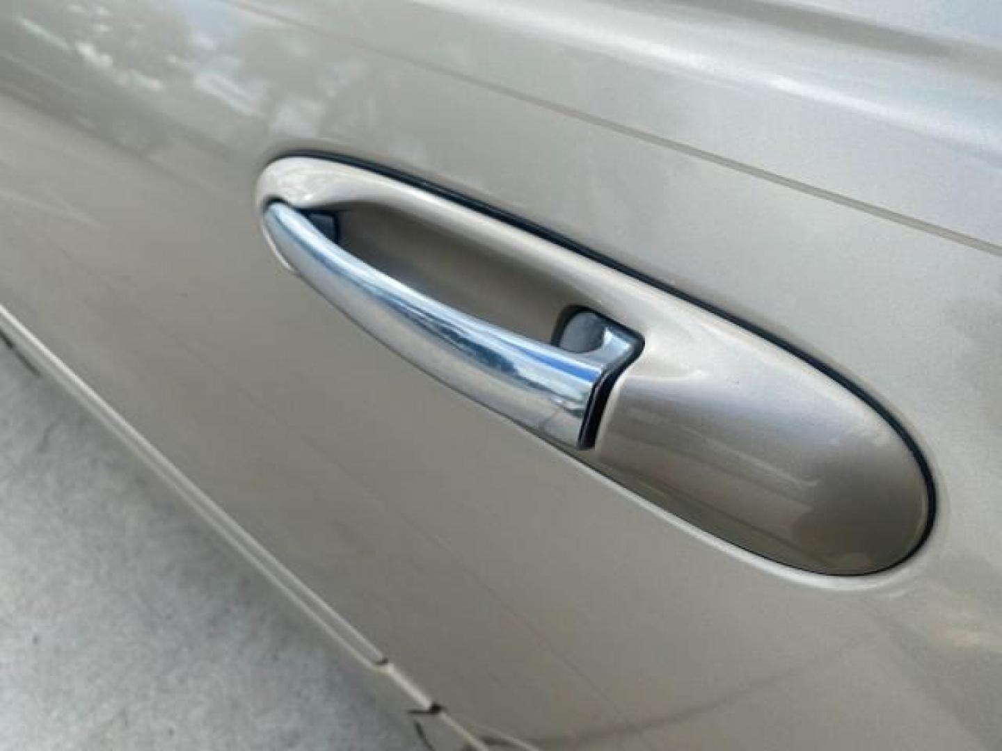 2005 Light French Silk Metallic /Med/Lt Parchment Lincoln Town Car Signature 1 OWNER FL LOW MILES 39,256 (1LNHM81W85Y) with an 4.6L SOHC SMPI V8 Engine engine, Automatic transmission, located at 4701 North Dixie Hwy, Pompano Beach, FL, 33064, (954) 422-2889, 26.240938, -80.123474 - OUR WEBPAGE FLORIDACARS1.COM HAS OVER 100 PHOTOS AND FREE CARFAX LINK 2005 LINCOLN TOWN CAR SIGNATURE VIN: 1LNHM81W85Y648232 1 L N H M 8 1 W 8 5 Y 6 4 8 2 3 2 SEDAN 4 DR 4.6L V8 F OHV 16V GASOLINE REAR WHEEL DRIVE Features ABS Brakes Air Conditioning Alloy Wheels AM/FM Stereo Automatic Transmission - Photo#62