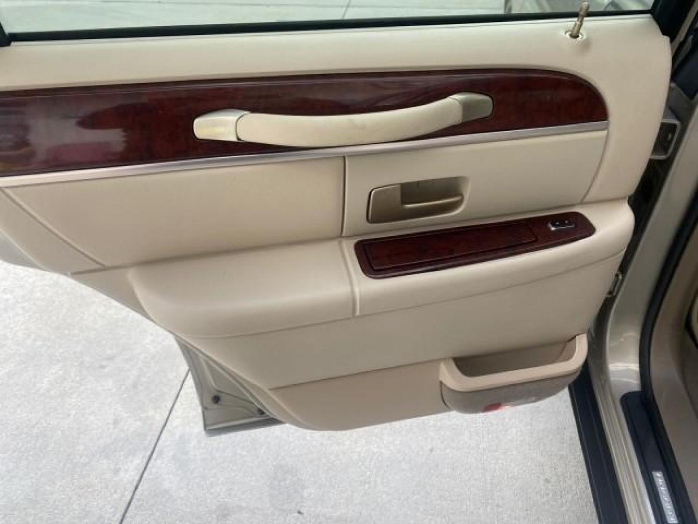 2005 Light French Silk Metallic /Med/Lt Parchment Lincoln Town Car Signature 1 OWNER FL LOW MILES 39,256 (1LNHM81W85Y) with an 4.6L SOHC SMPI V8 Engine engine, Automatic transmission, located at 4701 North Dixie Hwy, Pompano Beach, FL, 33064, (954) 422-2889, 26.240938, -80.123474 - OUR WEBPAGE FLORIDACARS1.COM HAS OVER 100 PHOTOS AND FREE CARFAX LINK 2005 LINCOLN TOWN CAR SIGNATURE VIN: 1LNHM81W85Y648232 1 L N H M 8 1 W 8 5 Y 6 4 8 2 3 2 SEDAN 4 DR 4.6L V8 F OHV 16V GASOLINE REAR WHEEL DRIVE Features ABS Brakes Air Conditioning Alloy Wheels AM/FM Stereo Automatic Transmission - Photo#63