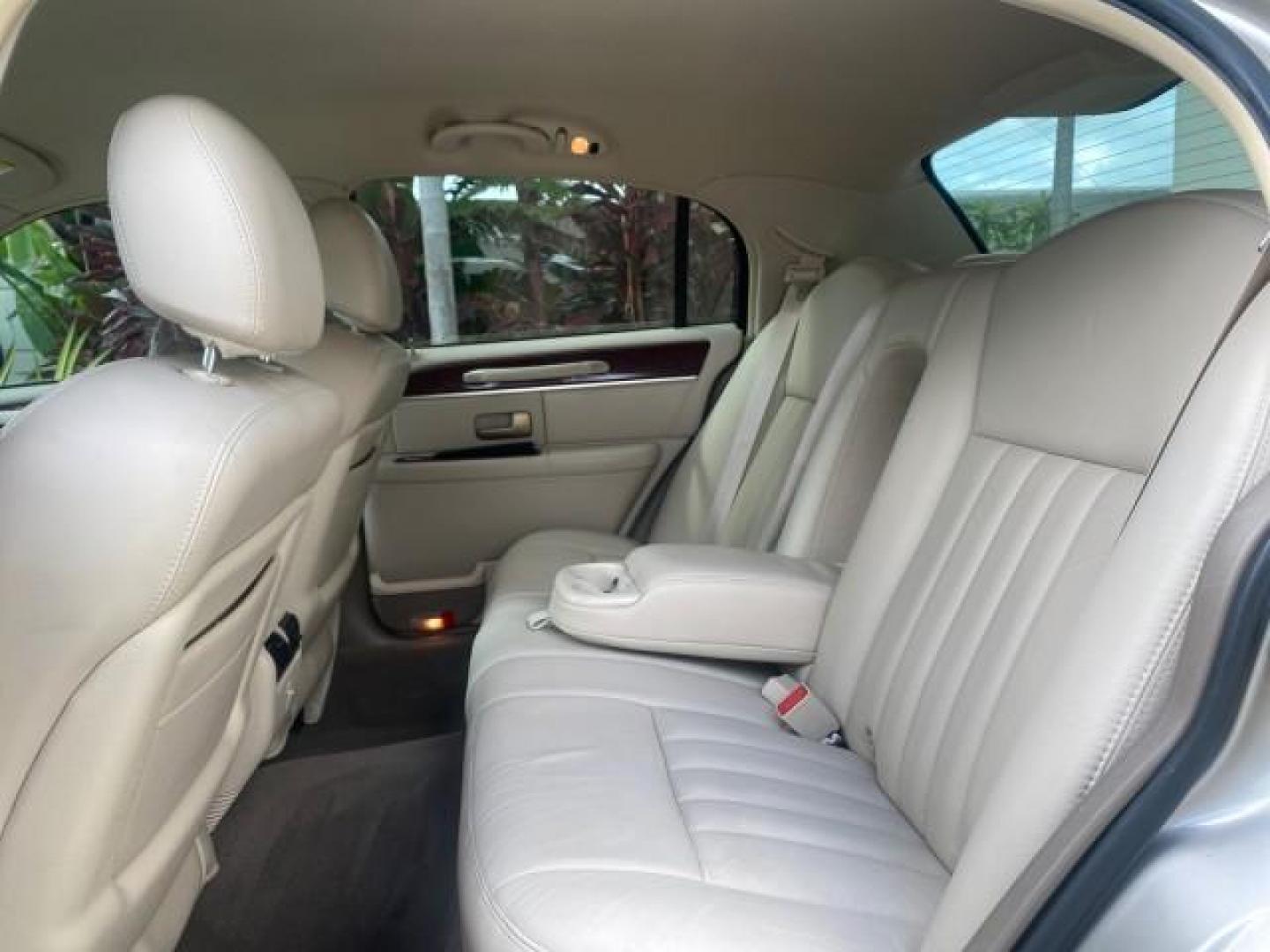 2005 Light French Silk Metallic /Med/Lt Parchment Lincoln Town Car Signature 1 OWNER FL LOW MILES 39,256 (1LNHM81W85Y) with an 4.6L SOHC SMPI V8 Engine engine, Automatic transmission, located at 4701 North Dixie Hwy, Pompano Beach, FL, 33064, (954) 422-2889, 26.240938, -80.123474 - OUR WEBPAGE FLORIDACARS1.COM HAS OVER 100 PHOTOS AND FREE CARFAX LINK 2005 LINCOLN TOWN CAR SIGNATURE VIN: 1LNHM81W85Y648232 1 L N H M 8 1 W 8 5 Y 6 4 8 2 3 2 SEDAN 4 DR 4.6L V8 F OHV 16V GASOLINE REAR WHEEL DRIVE Features ABS Brakes Air Conditioning Alloy Wheels AM/FM Stereo Automatic Transmission - Photo#64