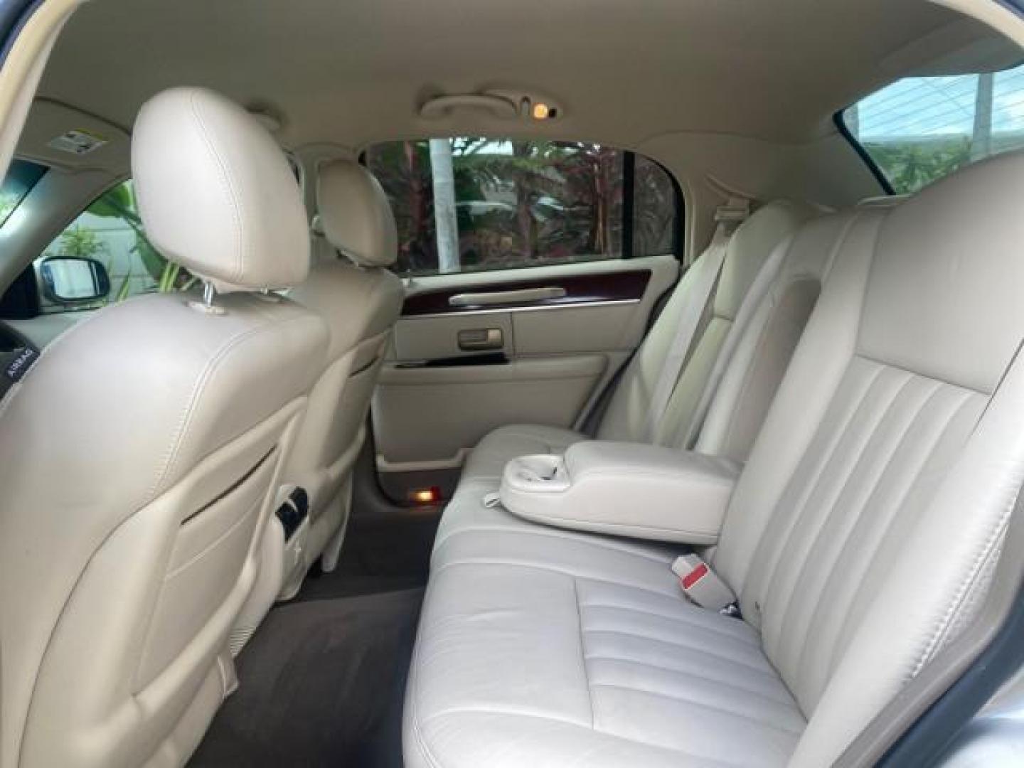 2005 Light French Silk Metallic /Med/Lt Parchment Lincoln Town Car Signature 1 OWNER FL LOW MILES 39,256 (1LNHM81W85Y) with an 4.6L SOHC SMPI V8 Engine engine, Automatic transmission, located at 4701 North Dixie Hwy, Pompano Beach, FL, 33064, (954) 422-2889, 26.240938, -80.123474 - OUR WEBPAGE FLORIDACARS1.COM HAS OVER 100 PHOTOS AND FREE CARFAX LINK 2005 LINCOLN TOWN CAR SIGNATURE VIN: 1LNHM81W85Y648232 1 L N H M 8 1 W 8 5 Y 6 4 8 2 3 2 SEDAN 4 DR 4.6L V8 F OHV 16V GASOLINE REAR WHEEL DRIVE Features ABS Brakes Air Conditioning Alloy Wheels AM/FM Stereo Automatic Transmission - Photo#65