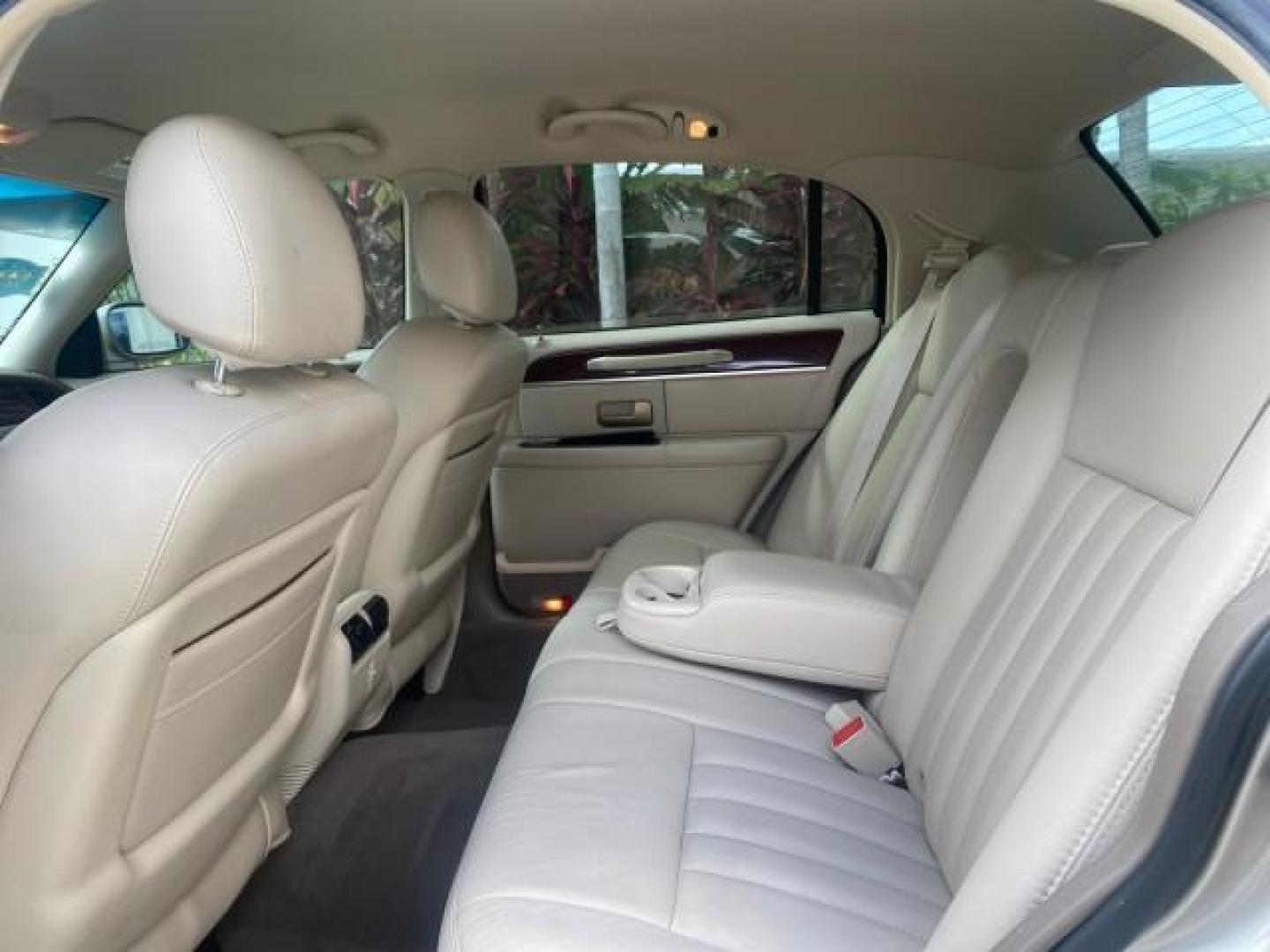 2005 Light French Silk Metallic /Med/Lt Parchment Lincoln Town Car Signature 1 OWNER FL LOW MILES 39,256 (1LNHM81W85Y) with an 4.6L SOHC SMPI V8 Engine engine, Automatic transmission, located at 4701 North Dixie Hwy, Pompano Beach, FL, 33064, (954) 422-2889, 26.240938, -80.123474 - OUR WEBPAGE FLORIDACARS1.COM HAS OVER 100 PHOTOS AND FREE CARFAX LINK 2005 LINCOLN TOWN CAR SIGNATURE VIN: 1LNHM81W85Y648232 1 L N H M 8 1 W 8 5 Y 6 4 8 2 3 2 SEDAN 4 DR 4.6L V8 F OHV 16V GASOLINE REAR WHEEL DRIVE Features ABS Brakes Air Conditioning Alloy Wheels AM/FM Stereo Automatic Transmission - Photo#66