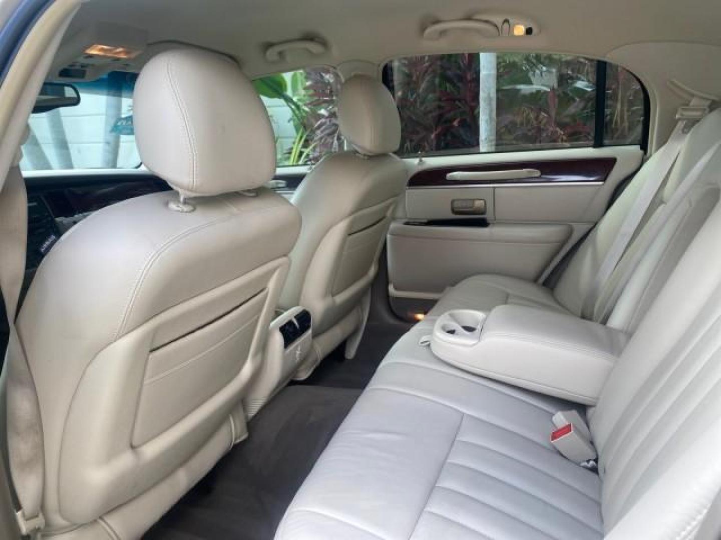 2005 Light French Silk Metallic /Med/Lt Parchment Lincoln Town Car Signature 1 OWNER FL LOW MILES 39,256 (1LNHM81W85Y) with an 4.6L SOHC SMPI V8 Engine engine, Automatic transmission, located at 4701 North Dixie Hwy, Pompano Beach, FL, 33064, (954) 422-2889, 26.240938, -80.123474 - OUR WEBPAGE FLORIDACARS1.COM HAS OVER 100 PHOTOS AND FREE CARFAX LINK 2005 LINCOLN TOWN CAR SIGNATURE VIN: 1LNHM81W85Y648232 1 L N H M 8 1 W 8 5 Y 6 4 8 2 3 2 SEDAN 4 DR 4.6L V8 F OHV 16V GASOLINE REAR WHEEL DRIVE Features ABS Brakes Air Conditioning Alloy Wheels AM/FM Stereo Automatic Transmission - Photo#67