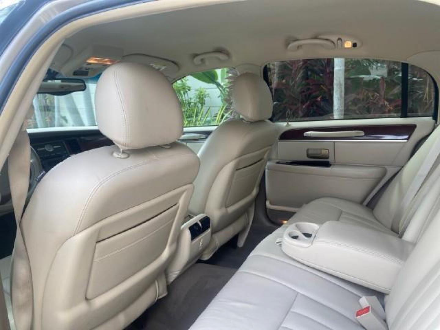 2005 Light French Silk Metallic /Med/Lt Parchment Lincoln Town Car Signature 1 OWNER FL LOW MILES 39,256 (1LNHM81W85Y) with an 4.6L SOHC SMPI V8 Engine engine, Automatic transmission, located at 4701 North Dixie Hwy, Pompano Beach, FL, 33064, (954) 422-2889, 26.240938, -80.123474 - OUR WEBPAGE FLORIDACARS1.COM HAS OVER 100 PHOTOS AND FREE CARFAX LINK 2005 LINCOLN TOWN CAR SIGNATURE VIN: 1LNHM81W85Y648232 1 L N H M 8 1 W 8 5 Y 6 4 8 2 3 2 SEDAN 4 DR 4.6L V8 F OHV 16V GASOLINE REAR WHEEL DRIVE Features ABS Brakes Air Conditioning Alloy Wheels AM/FM Stereo Automatic Transmission - Photo#68