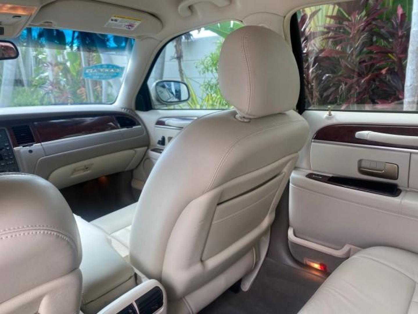 2005 Light French Silk Metallic /Med/Lt Parchment Lincoln Town Car Signature 1 OWNER FL LOW MILES 39,256 (1LNHM81W85Y) with an 4.6L SOHC SMPI V8 Engine engine, Automatic transmission, located at 4701 North Dixie Hwy, Pompano Beach, FL, 33064, (954) 422-2889, 26.240938, -80.123474 - OUR WEBPAGE FLORIDACARS1.COM HAS OVER 100 PHOTOS AND FREE CARFAX LINK 2005 LINCOLN TOWN CAR SIGNATURE VIN: 1LNHM81W85Y648232 1 L N H M 8 1 W 8 5 Y 6 4 8 2 3 2 SEDAN 4 DR 4.6L V8 F OHV 16V GASOLINE REAR WHEEL DRIVE Features ABS Brakes Air Conditioning Alloy Wheels AM/FM Stereo Automatic Transmission - Photo#71