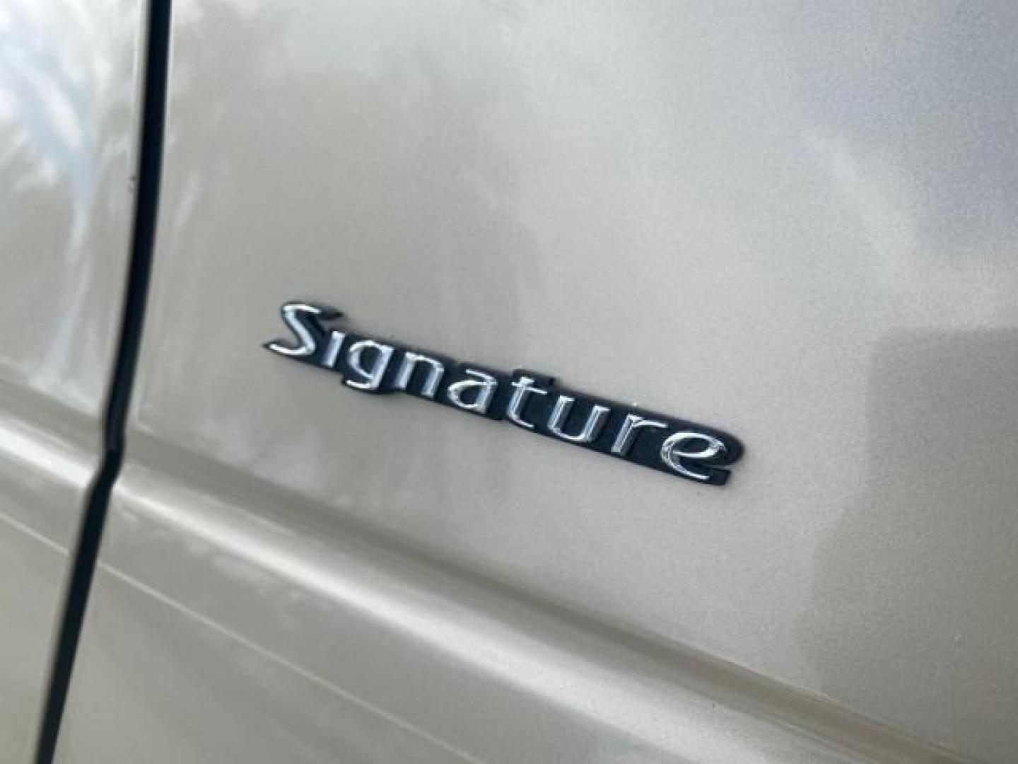 2005 Light French Silk Metallic /Med/Lt Parchment Lincoln Town Car Signature 1 OWNER FL LOW MILES 39,256 (1LNHM81W85Y) with an 4.6L SOHC SMPI V8 Engine engine, Automatic transmission, located at 4701 North Dixie Hwy, Pompano Beach, FL, 33064, (954) 422-2889, 26.240938, -80.123474 - OUR WEBPAGE FLORIDACARS1.COM HAS OVER 100 PHOTOS AND FREE CARFAX LINK 2005 LINCOLN TOWN CAR SIGNATURE VIN: 1LNHM81W85Y648232 1 L N H M 8 1 W 8 5 Y 6 4 8 2 3 2 SEDAN 4 DR 4.6L V8 F OHV 16V GASOLINE REAR WHEEL DRIVE Features ABS Brakes Air Conditioning Alloy Wheels AM/FM Stereo Automatic Transmission - Photo#73