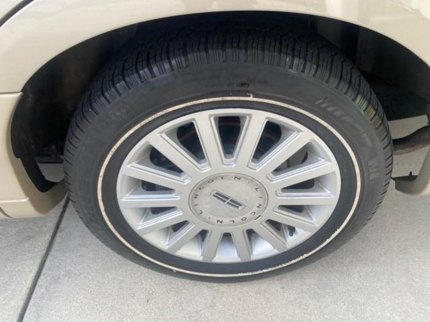 2005 Light French Silk Metallic /Med/Lt Parchment Lincoln Town Car Signature 1 OWNER FL LOW MILES 39,256 (1LNHM81W85Y) with an 4.6L SOHC SMPI V8 Engine engine, Automatic transmission, located at 4701 North Dixie Hwy, Pompano Beach, FL, 33064, (954) 422-2889, 26.240938, -80.123474 - OUR WEBPAGE FLORIDACARS1.COM HAS OVER 100 PHOTOS AND FREE CARFAX LINK 2005 LINCOLN TOWN CAR SIGNATURE VIN: 1LNHM81W85Y648232 1 L N H M 8 1 W 8 5 Y 6 4 8 2 3 2 SEDAN 4 DR 4.6L V8 F OHV 16V GASOLINE REAR WHEEL DRIVE Features ABS Brakes Air Conditioning Alloy Wheels AM/FM Stereo Automatic Transmission - Photo#74