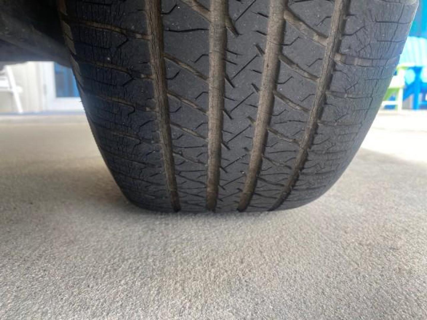 2005 Light French Silk Metallic /Med/Lt Parchment Lincoln Town Car Signature 1 OWNER FL LOW MILES 39,256 (1LNHM81W85Y) with an 4.6L SOHC SMPI V8 Engine engine, Automatic transmission, located at 4701 North Dixie Hwy, Pompano Beach, FL, 33064, (954) 422-2889, 26.240938, -80.123474 - OUR WEBPAGE FLORIDACARS1.COM HAS OVER 100 PHOTOS AND FREE CARFAX LINK 2005 LINCOLN TOWN CAR SIGNATURE VIN: 1LNHM81W85Y648232 1 L N H M 8 1 W 8 5 Y 6 4 8 2 3 2 SEDAN 4 DR 4.6L V8 F OHV 16V GASOLINE REAR WHEEL DRIVE Features ABS Brakes Air Conditioning Alloy Wheels AM/FM Stereo Automatic Transmission - Photo#75