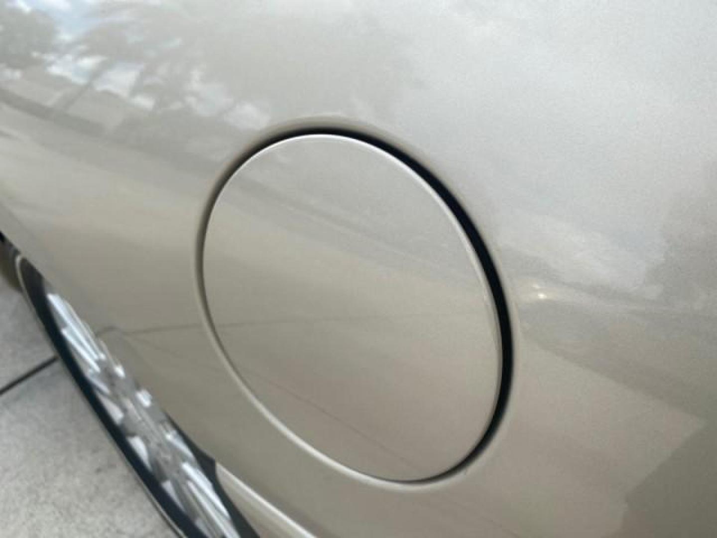 2005 Light French Silk Metallic /Med/Lt Parchment Lincoln Town Car Signature 1 OWNER FL LOW MILES 39,256 (1LNHM81W85Y) with an 4.6L SOHC SMPI V8 Engine engine, Automatic transmission, located at 4701 North Dixie Hwy, Pompano Beach, FL, 33064, (954) 422-2889, 26.240938, -80.123474 - OUR WEBPAGE FLORIDACARS1.COM HAS OVER 100 PHOTOS AND FREE CARFAX LINK 2005 LINCOLN TOWN CAR SIGNATURE VIN: 1LNHM81W85Y648232 1 L N H M 8 1 W 8 5 Y 6 4 8 2 3 2 SEDAN 4 DR 4.6L V8 F OHV 16V GASOLINE REAR WHEEL DRIVE Features ABS Brakes Air Conditioning Alloy Wheels AM/FM Stereo Automatic Transmission - Photo#76