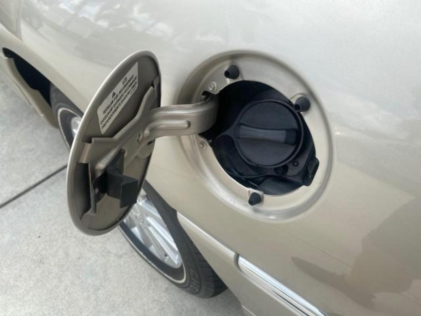 2005 Light French Silk Metallic /Med/Lt Parchment Lincoln Town Car Signature 1 OWNER FL LOW MILES 39,256 (1LNHM81W85Y) with an 4.6L SOHC SMPI V8 Engine engine, Automatic transmission, located at 4701 North Dixie Hwy, Pompano Beach, FL, 33064, (954) 422-2889, 26.240938, -80.123474 - OUR WEBPAGE FLORIDACARS1.COM HAS OVER 100 PHOTOS AND FREE CARFAX LINK 2005 LINCOLN TOWN CAR SIGNATURE VIN: 1LNHM81W85Y648232 1 L N H M 8 1 W 8 5 Y 6 4 8 2 3 2 SEDAN 4 DR 4.6L V8 F OHV 16V GASOLINE REAR WHEEL DRIVE Features ABS Brakes Air Conditioning Alloy Wheels AM/FM Stereo Automatic Transmission - Photo#77