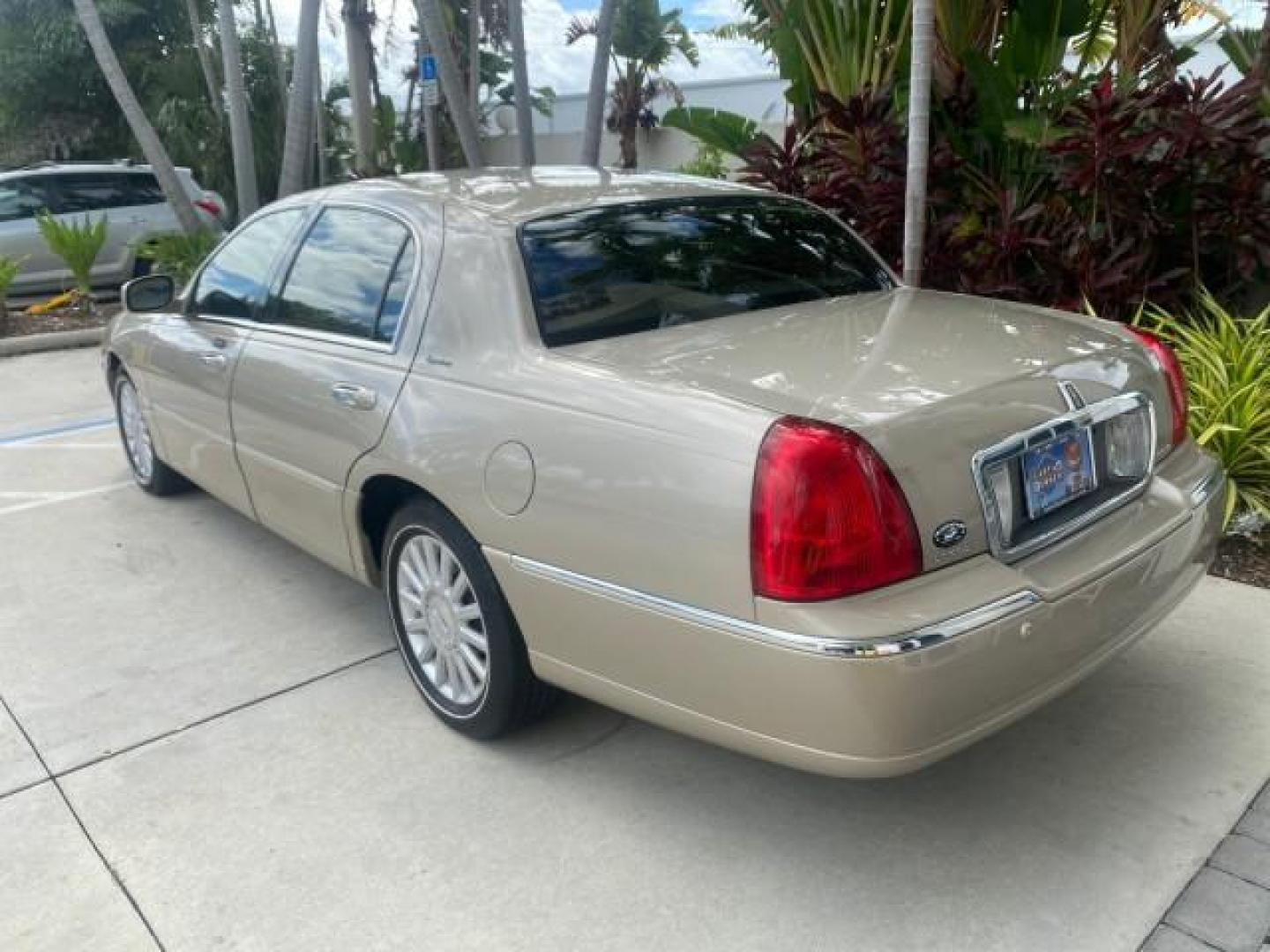 2005 Light French Silk Metallic /Med/Lt Parchment Lincoln Town Car Signature 1 OWNER FL LOW MILES 39,256 (1LNHM81W85Y) with an 4.6L SOHC SMPI V8 Engine engine, Automatic transmission, located at 4701 North Dixie Hwy, Pompano Beach, FL, 33064, (954) 422-2889, 26.240938, -80.123474 - OUR WEBPAGE FLORIDACARS1.COM HAS OVER 100 PHOTOS AND FREE CARFAX LINK 2005 LINCOLN TOWN CAR SIGNATURE VIN: 1LNHM81W85Y648232 1 L N H M 8 1 W 8 5 Y 6 4 8 2 3 2 SEDAN 4 DR 4.6L V8 F OHV 16V GASOLINE REAR WHEEL DRIVE Features ABS Brakes Air Conditioning Alloy Wheels AM/FM Stereo Automatic Transmission - Photo#78