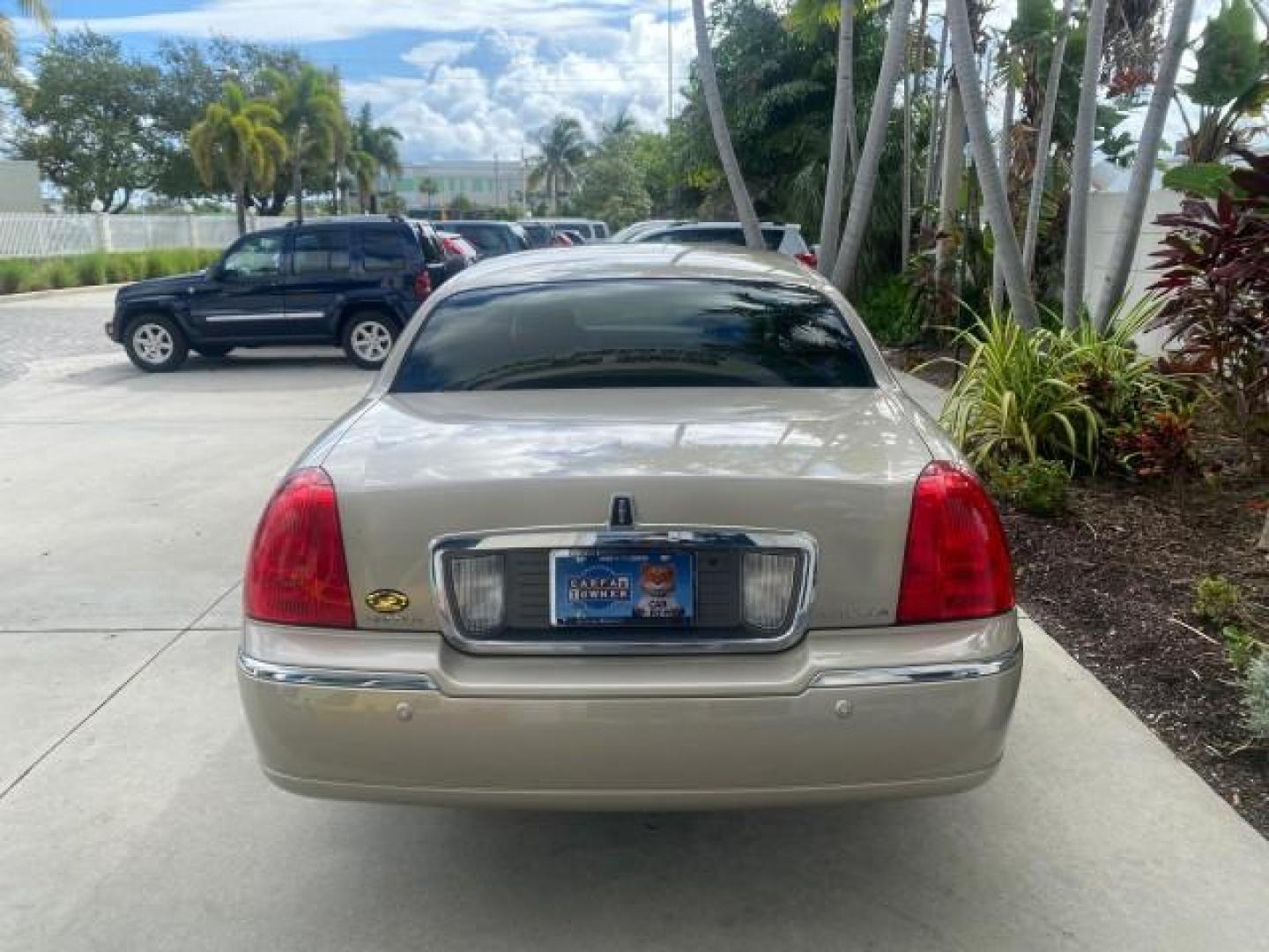 2005 Light French Silk Metallic /Med/Lt Parchment Lincoln Town Car Signature 1 OWNER FL LOW MILES 39,256 (1LNHM81W85Y) with an 4.6L SOHC SMPI V8 Engine engine, Automatic transmission, located at 4701 North Dixie Hwy, Pompano Beach, FL, 33064, (954) 422-2889, 26.240938, -80.123474 - OUR WEBPAGE FLORIDACARS1.COM HAS OVER 100 PHOTOS AND FREE CARFAX LINK 2005 LINCOLN TOWN CAR SIGNATURE VIN: 1LNHM81W85Y648232 1 L N H M 8 1 W 8 5 Y 6 4 8 2 3 2 SEDAN 4 DR 4.6L V8 F OHV 16V GASOLINE REAR WHEEL DRIVE Features ABS Brakes Air Conditioning Alloy Wheels AM/FM Stereo Automatic Transmission - Photo#79