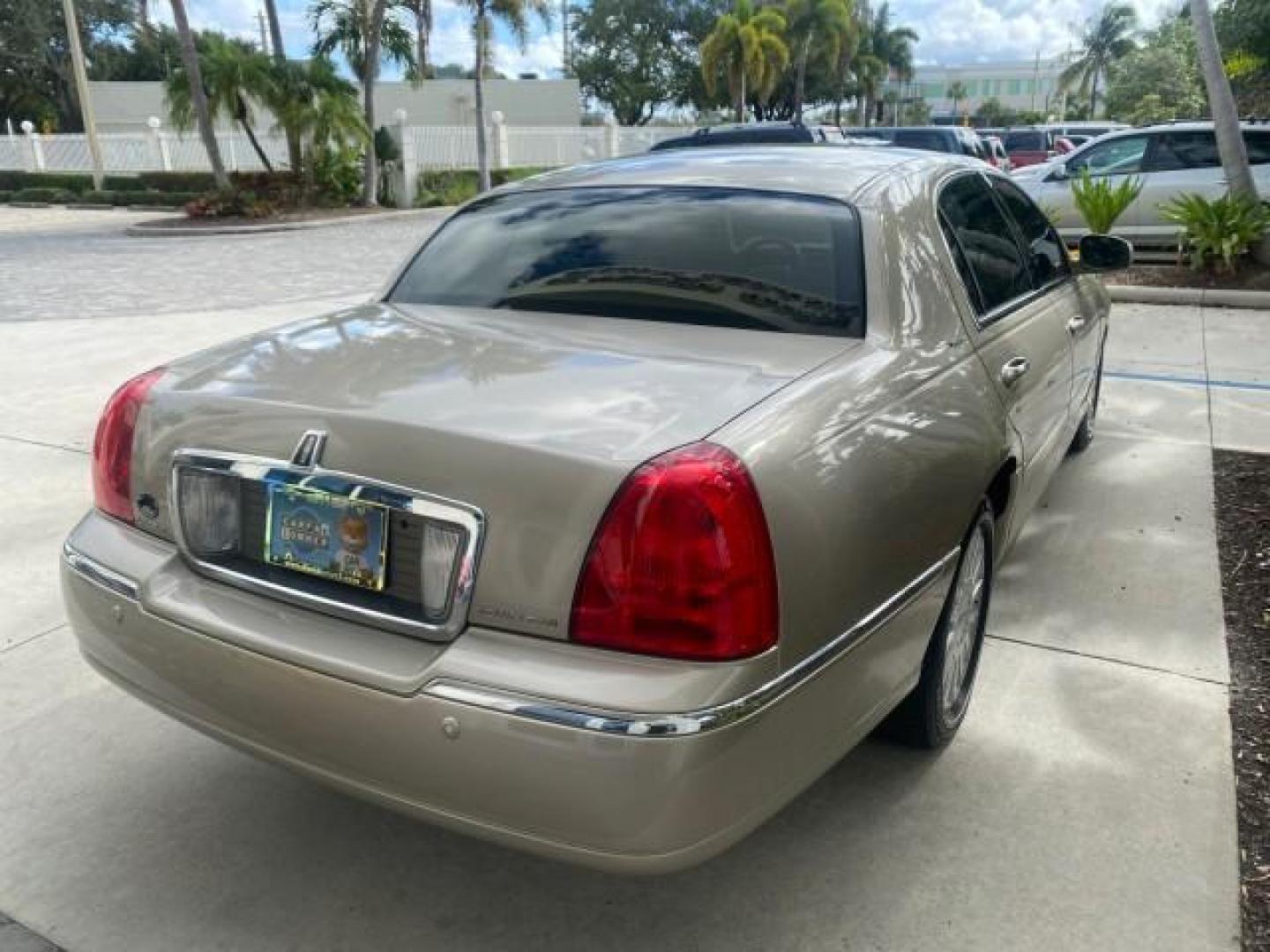2005 Light French Silk Metallic /Med/Lt Parchment Lincoln Town Car Signature 1 OWNER FL LOW MILES 39,256 (1LNHM81W85Y) with an 4.6L SOHC SMPI V8 Engine engine, Automatic transmission, located at 4701 North Dixie Hwy, Pompano Beach, FL, 33064, (954) 422-2889, 26.240938, -80.123474 - OUR WEBPAGE FLORIDACARS1.COM HAS OVER 100 PHOTOS AND FREE CARFAX LINK 2005 LINCOLN TOWN CAR SIGNATURE VIN: 1LNHM81W85Y648232 1 L N H M 8 1 W 8 5 Y 6 4 8 2 3 2 SEDAN 4 DR 4.6L V8 F OHV 16V GASOLINE REAR WHEEL DRIVE Features ABS Brakes Air Conditioning Alloy Wheels AM/FM Stereo Automatic Transmission - Photo#80