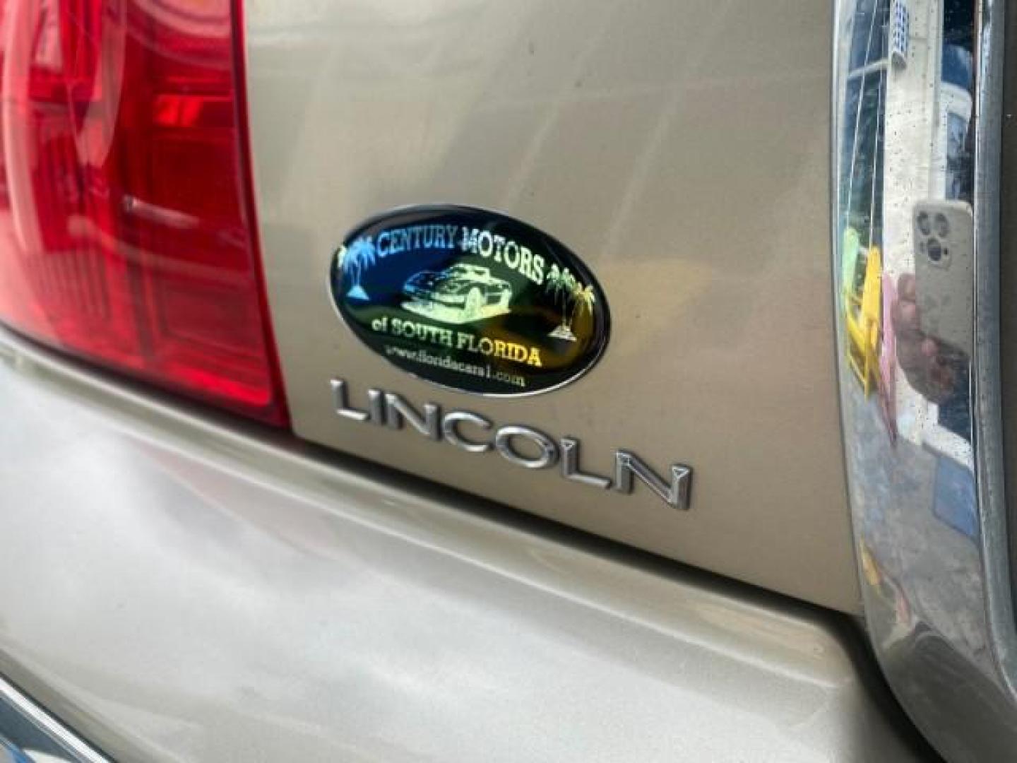 2005 Light French Silk Metallic /Med/Lt Parchment Lincoln Town Car Signature 1 OWNER FL LOW MILES 39,256 (1LNHM81W85Y) with an 4.6L SOHC SMPI V8 Engine engine, Automatic transmission, located at 4701 North Dixie Hwy, Pompano Beach, FL, 33064, (954) 422-2889, 26.240938, -80.123474 - OUR WEBPAGE FLORIDACARS1.COM HAS OVER 100 PHOTOS AND FREE CARFAX LINK 2005 LINCOLN TOWN CAR SIGNATURE VIN: 1LNHM81W85Y648232 1 L N H M 8 1 W 8 5 Y 6 4 8 2 3 2 SEDAN 4 DR 4.6L V8 F OHV 16V GASOLINE REAR WHEEL DRIVE Features ABS Brakes Air Conditioning Alloy Wheels AM/FM Stereo Automatic Transmission - Photo#81