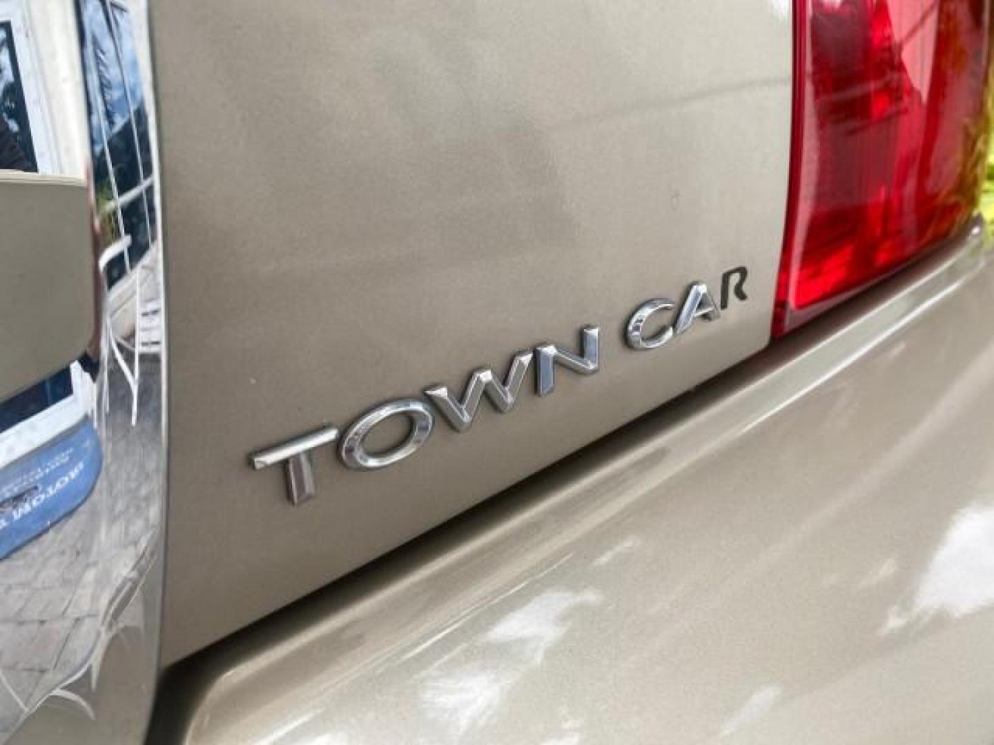 2005 Light French Silk Metallic /Med/Lt Parchment Lincoln Town Car Signature 1 OWNER FL LOW MILES 39,256 (1LNHM81W85Y) with an 4.6L SOHC SMPI V8 Engine engine, Automatic transmission, located at 4701 North Dixie Hwy, Pompano Beach, FL, 33064, (954) 422-2889, 26.240938, -80.123474 - OUR WEBPAGE FLORIDACARS1.COM HAS OVER 100 PHOTOS AND FREE CARFAX LINK 2005 LINCOLN TOWN CAR SIGNATURE VIN: 1LNHM81W85Y648232 1 L N H M 8 1 W 8 5 Y 6 4 8 2 3 2 SEDAN 4 DR 4.6L V8 F OHV 16V GASOLINE REAR WHEEL DRIVE Features ABS Brakes Air Conditioning Alloy Wheels AM/FM Stereo Automatic Transmission - Photo#82