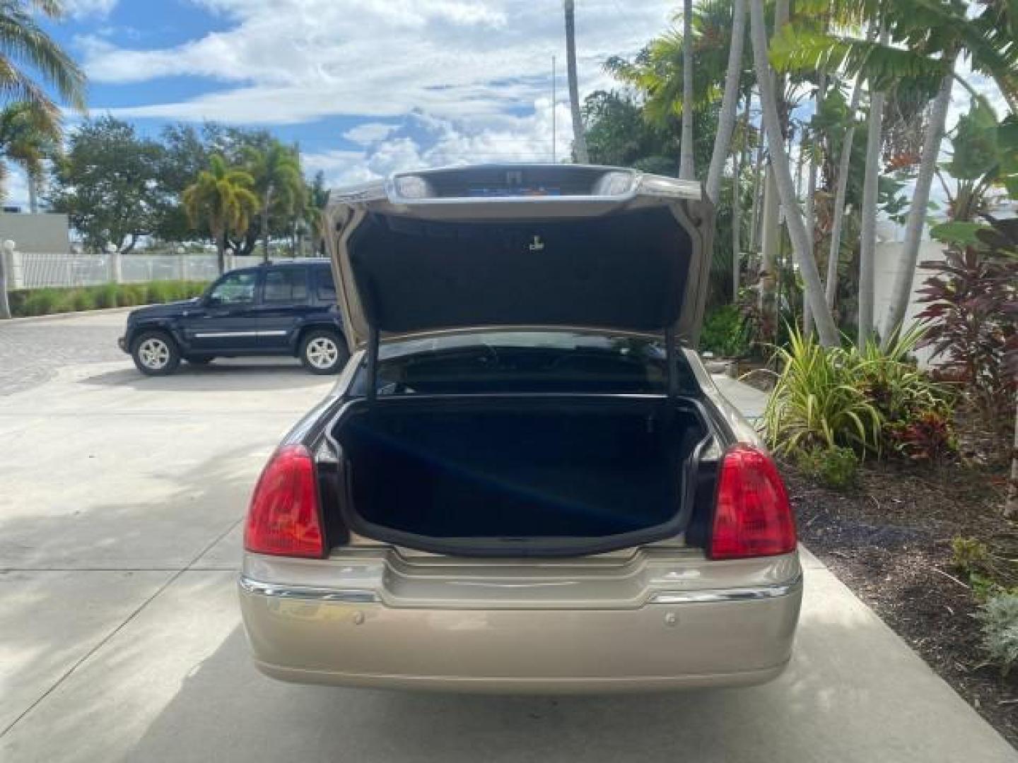 2005 Light French Silk Metallic /Med/Lt Parchment Lincoln Town Car Signature 1 OWNER FL LOW MILES 39,256 (1LNHM81W85Y) with an 4.6L SOHC SMPI V8 Engine engine, Automatic transmission, located at 4701 North Dixie Hwy, Pompano Beach, FL, 33064, (954) 422-2889, 26.240938, -80.123474 - OUR WEBPAGE FLORIDACARS1.COM HAS OVER 100 PHOTOS AND FREE CARFAX LINK 2005 LINCOLN TOWN CAR SIGNATURE VIN: 1LNHM81W85Y648232 1 L N H M 8 1 W 8 5 Y 6 4 8 2 3 2 SEDAN 4 DR 4.6L V8 F OHV 16V GASOLINE REAR WHEEL DRIVE Features ABS Brakes Air Conditioning Alloy Wheels AM/FM Stereo Automatic Transmission - Photo#83